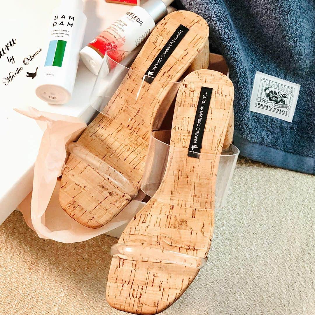 前田紀至子のインスタグラム：「週末のうちにオーダーしていたもの等が続々と届いた午前中。  最近はECでの散財が捗って捗って…という声もよく耳にしますが、先日公開となったSUMAU @morimoto_sumau でのインテリア連載（お陰様で隔月にパワーアップ！）では、今回特別編として暮らしにまつわるウィッシュリストを公開しています。  マストアイテムとなったハンドウォッシュから食器、小型家具…と、比較的気軽にお部屋のイメージを変えられるものばかり。 私も記事を書いている最中、あっさり欲しくなり頼んだのが今日届いたテネリータ。見た目の良さならず、ふわっふわな感触に感激！ 今夜のお風呂が待ち遠しくてなりません。  この調子で他のものも少しずつ買い集めてしまいそう。  私のプロフィールのトップや、 @morimoto_sumau から飛べますので、是非チェックしてみてくださいね。  #sumau#モリモト#tsurubymarikooikawa#damdam#weleda#tenerita」