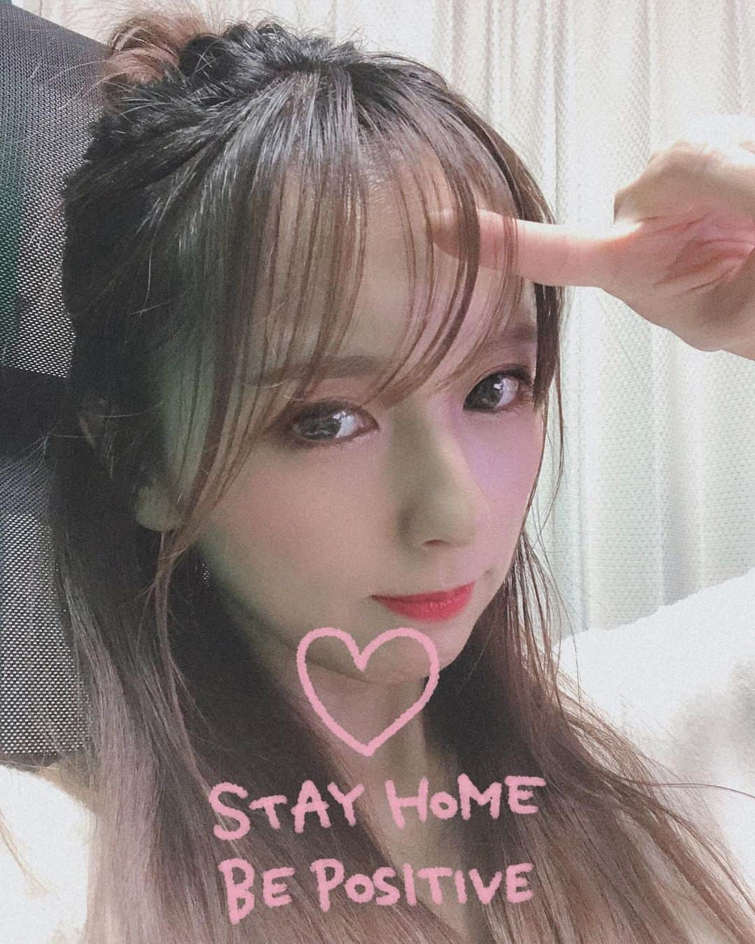 ぽこのインスタグラム：「前髪長くなりすぎて、広いデコが益々広く見える🧑‍🦲 ✂️ #stayhome  #前髪切りたい #カラーしたい #トリートメントしたい」