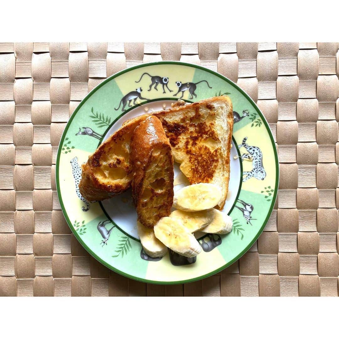 秋本祐希さんのインスタグラム写真 - (秋本祐希Instagram)「かたくなってしまったバケット 冷凍してある食パンも使ってしまいたかったから 久しぶりにフレンチトースト🍴 もう少しひたひたにつけないとだね。 &シナモンシュガーがなかったのが残念😭 忘れずに買わないとだわ。 美味しいハチミツをいただいていたので たらりとかけていただきました☺︎ 甘党の母は次回キャラメルソースのリクエスト😆 ごちそうさまでした🍴 #お家ランチ #lunch #フレンチトースト #ごちそうさまでしたあ ナイフとフォーク置き忘れた。 #映えない わ笑笑」5月12日 13時15分 - ayuuki0908