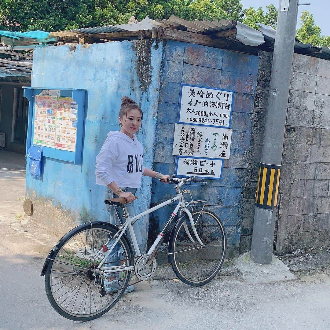 フジテレビ「空旅をあなたへ」さんのインスタグラム写真 - (フジテレビ「空旅をあなたへ」Instagram)「今週木曜22:54～の「空旅をあなたへ」は、 アーティスト 平原綾香さんの沖縄空旅です✈️✨ 「旅」と「音楽」をテーマに 番組では素敵な旅を紹介します！  今回は自転車で楽しむ島散歩です。 フクギ並木へ訪れます🚲🍃 幸せの木と呼ばれるフクギの並木。 木洩れ日に包まれながら、 風を感じるひとときです☺️✨ 古いものだと樹齢300年以上、フクギは防風林の役割を果たし、台風から集落を守り続けてきました！  フクギ並木の中には集落やカフェ、その先はシュノーケリングも楽しめる備瀬崎の海がひろがります🏝  沖縄の自然を大満喫できる空旅です。  #フジテレビ  #空旅  #空旅をあなたへ ‪#soratabi‬ ‪#平原綾香 さん‬ #沖縄 #フクギ並木  #備瀬崎  #フクギ並木道」5月12日 13時18分 - soratabi_fuji