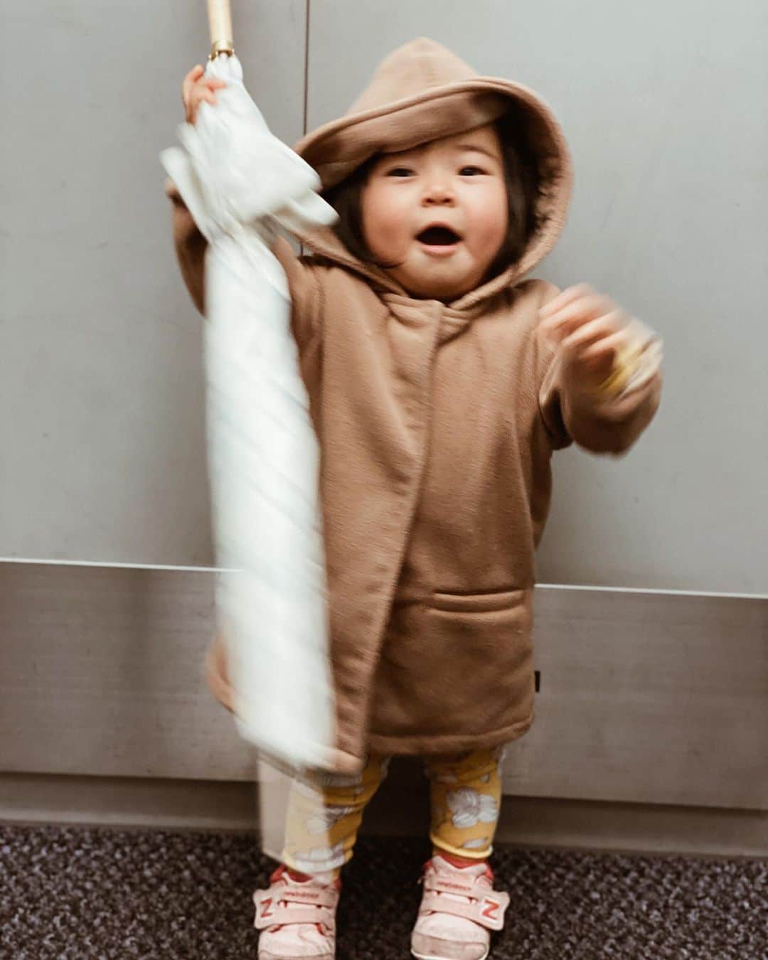 クロさんのインスタグラム写真 - (クロInstagram)「﻿ フードを被せるだけで着ぐるみのような可愛さ🐻﻿ ﻿ 「かーしゃ」「あめ」と言えるようになってきたので、梅雨に向けて、傘、レインコート、レインブーツ購入しました〜☔️﻿ ﻿ #1歳7か月 #可愛い #1歳7ヶ月 #1y7m #1歳コーデ #東京 #可愛い #ありがとう #空 #ファッション #コーデ #大好き #tokyo #コーデ #baby #女の子ママ #ママリ#ベビフル #コドモノ #赤ちゃんのいる生活 #mamagirl #ママカメラ #おやこーで #リンクコーデcordinate #親バカ部 #あいのり #ちびクロコーデ #ちびクロdiary」5月12日 13時24分 - kuro_risa