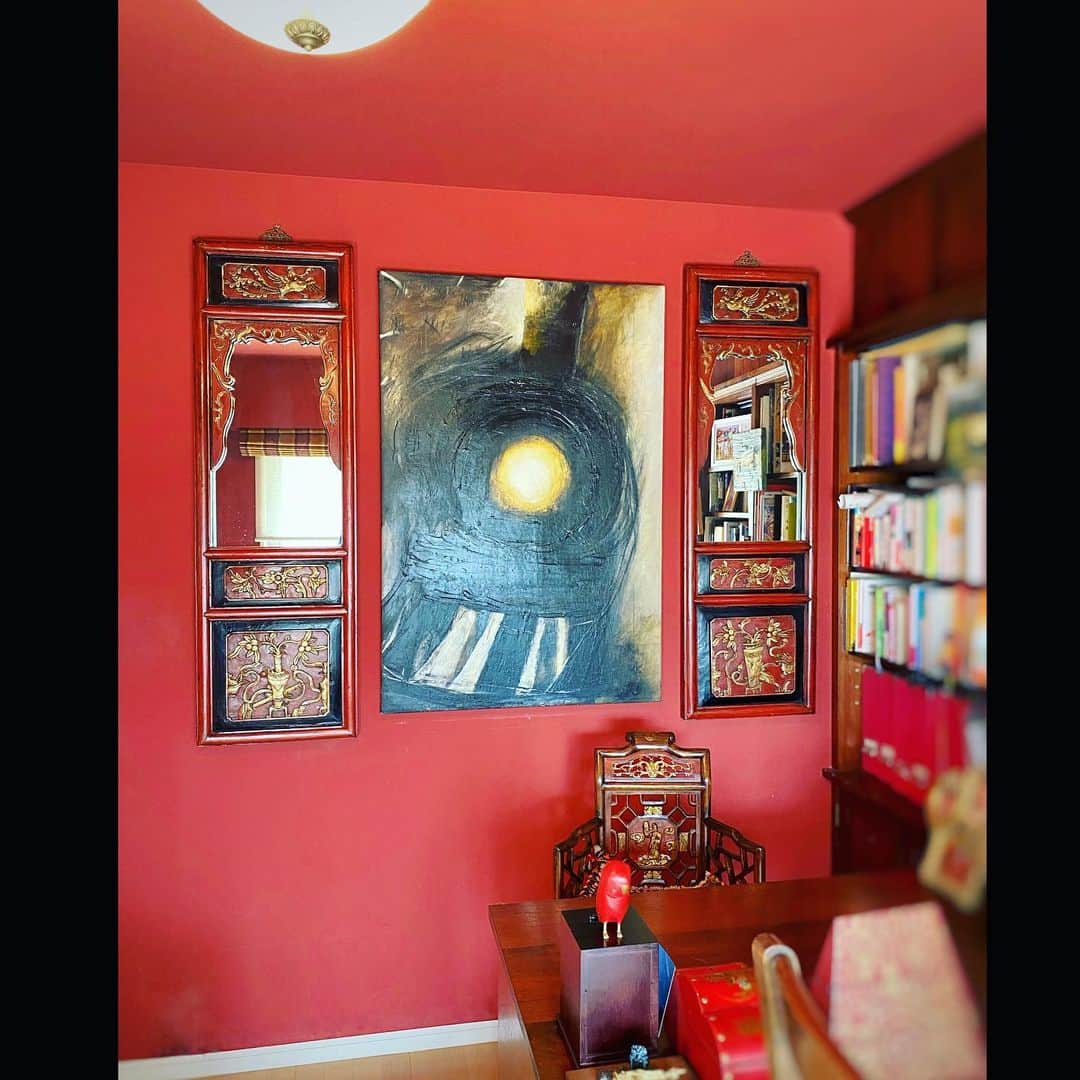 アンミカさんのインスタグラム写真 - (アンミカInstagram)「我が家のお気に入りの書斎📕 。 白を基調としたリビングやダイニングとはガラッと変わって.... 。 書斎は赤の壁に桜の木の本棚、画家である義母の絵に囲まれ、集中しやすい部屋にしています🖼 。 ゲスト用のソファベッドは、イエロー✖️ネイビー✖️オレンジの設えに。 。 ブラウン系の赤にすることで、とても落ち着く空間に仕上がっています😊 。  15:49〜19:00  CBC 【チャント！】 。 ・19:00〜21:00  フジテレビ 【人気芸能人がマジ調査！鬼旨ラーメンSP!】 。 ・21:00〜21:55 ABC 【そんなコト考えたことなかったクイズ！トリニクって何の肉？】に出演しますので、お時間許す方は是非ご覧くださいませ☺️ 。 #般若心経を書くのもこの書斎で赤なのに心落ち着く空間 #三枚目のようにエアコンも見えないように特注で木で囲んで雰囲気を壊さないように #本棚のカラフルな本だけが雰囲気的に残念 #旦那さまの英語の本はカバーも統一感があって素敵 #右横の延長は本棚でつながった旦那様のデスクになっています😊 #stayhome #おうち時間　#新しい生活様式  #医療従事者に感謝とエールを」5月12日 13時37分 - ahnmikaofficial