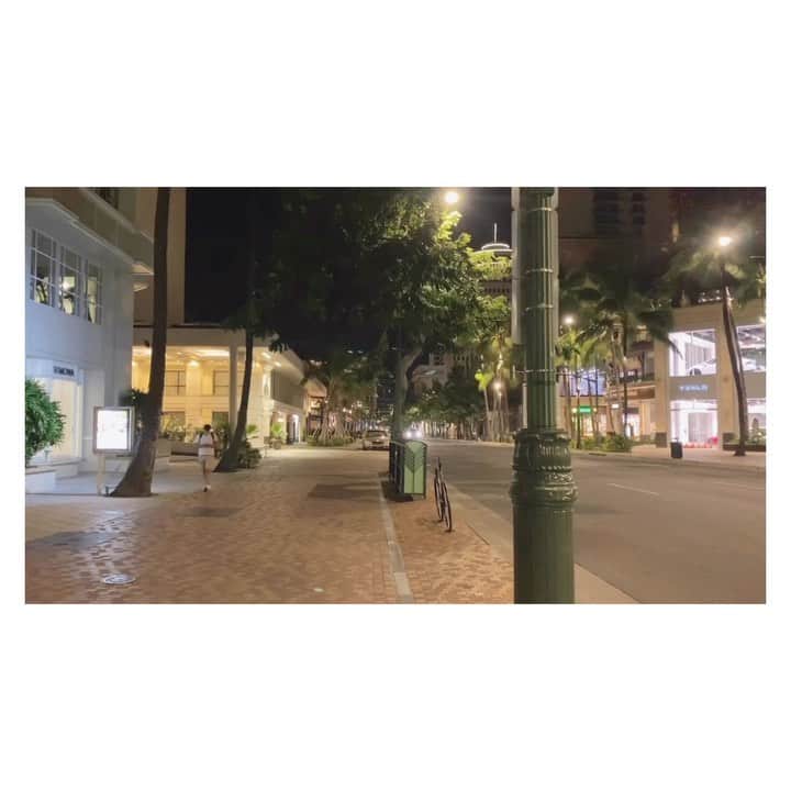 荒川れん子のインスタグラム：「Waikiki at 8pm.  夜8時のワイキキ。ひと気がなくちょっと怖かったので、かなり足早なウォーキングになった結果、顔出しリポート撮るのを忘れるわ、息が上がった声で聴きづらいわですが😅 . . #詳しくはブログで . . #hawaii #waikiki #town #nightview #blog #lovehawaii #luckywelivehawaii #hawaiilife #lifeisajourney #emptystreets #hawaiistagram #instahawaii #stayhome #ハワイ #ワイキキ #ハワイ生活 #ハワイ好き #日々の暮らし #外出自粛 #夜の街 #妄想ハワイ #おうち時間 #おうちで過ごそう #夜散歩 #ウォーキング #ハワイから #今のハワイ #荒川れん子  #ハワれん」