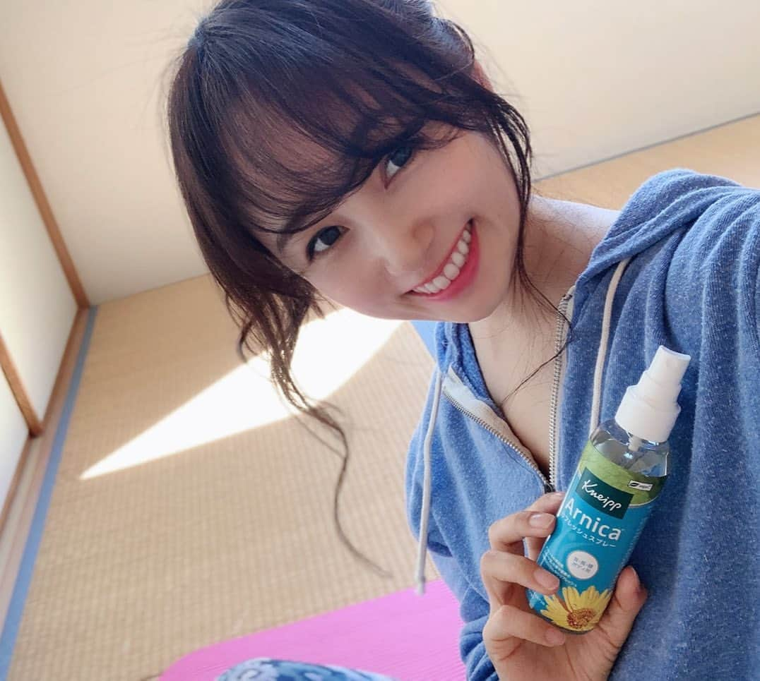 野村日香理さんのインスタグラム写真 - (野村日香理Instagram)「こんにちは〜🍮 今朝もおうちヨガ →お風呂→リフレッシュスプレーでリフレッシュしました♡クナイプのスプレーはメントールの清涼感がひんやり🧊気持ちよいの☀️🍉眠る前とかスポーツ後にぴったりだしマツの香りもすき♡ ちなみに #畳 で過ごす時間が最近のマイブームだよ⭐︎ なんだか癒されるのでお勉強したりお仕事したりしてます☺︎ 📚 皆のおうち時間もよかったら教えてね♪ @kneipp_japan  https://www.kneipp.jp/refreshspray/arnica.html  #こんにちは#ハーブ#ヨガ#おうち時間#クナイプ#リフレッシュスプレー#リラックス#マッサージ#肩こり#kneipp#PR」5月12日 13時44分 - nomura.hikari