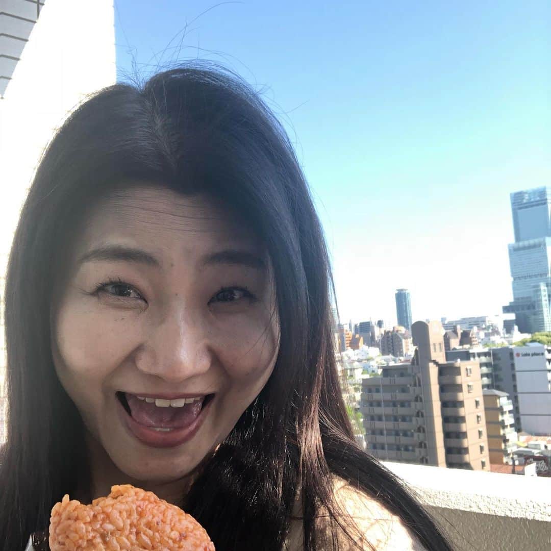 島田珠代のインスタグラム：「仲良しのボルサリーノの関ちゃんから回ってきました！祈るおむすびバトン💕外出控えるようになって、外の空気が美味しいとゆう表現をしみじみ感じます。安全に外出するためにみんなで自粛頑張りましょう！！わたしはおにぎりが大大大すきで子供の頃からお菓子食べるならおにぎり作って食べる派でした！ステイホームになってからもなる前もベランダでおにぎり食べてます！ 画面を小さくするやり方わからなくておにぎりちゃんと写ってるかな？わたしはケチャップととんかつソースと玉ねぎでご飯をいためて、おにぎりにします。めんどくさいけどかぶりつく食感とケチャップととんかつソースの甘みで目をつぶってたべてしまいます！幸せ〜。みなさんもステイホームで小さな幸せみつけてください💕つぎは吉本新喜劇座長の酒井藍ちゃんでーす🙆🙆ほんとに一緒いて気持ちいい女性です！世の男性達！藍ちゃんをゲットするのは早い者勝ちだよ！」