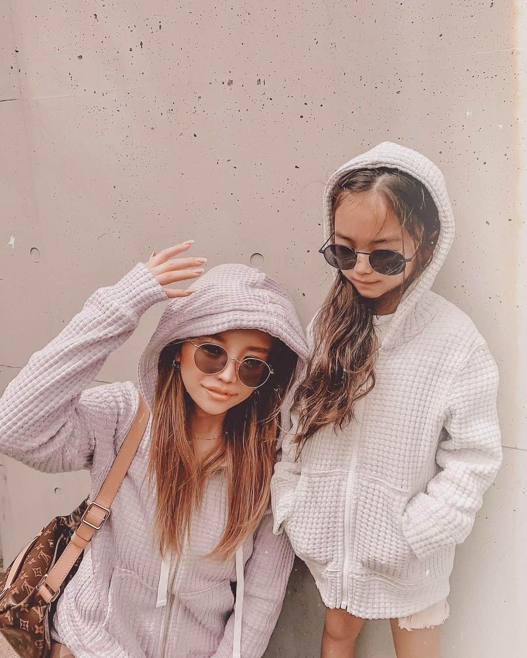 ✷kana✷のインスタグラム：「🌼🌱🌼🌱 . . ビックワッフルパーカーお揃い♡ @seagreen_official のもの！ 今ペアでgetできる素敵な プレゼントキャンペーンやってるから ぜひ見てみて！✨ メンズもキッズもカラバリも豊富！ さらっとした素材だから夏でも 羽織で使えそう！！ . . #seagreen」
