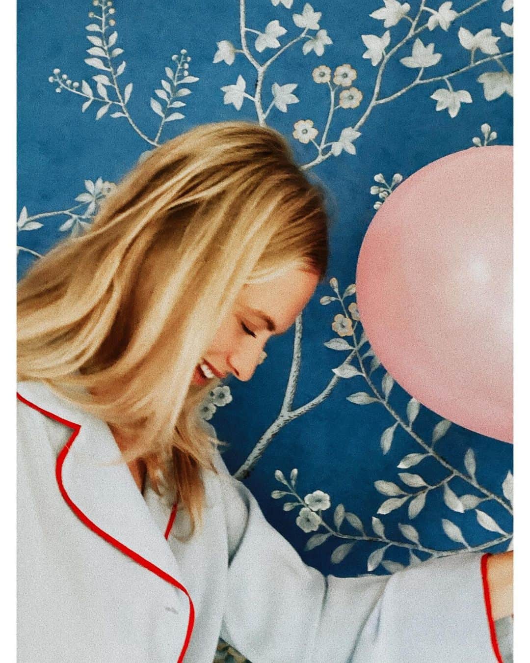 ポピー・デルヴィーニュさんのインスタグラム写真 - (ポピー・デルヴィーニュInstagram)「#AboutThisTimeLastWeek #34 🎂 *eats balloon, passes out in cake. (Thank you for the birthday LOVE babies, forever grateful.)」5月13日 0時51分 - poppydelevingne