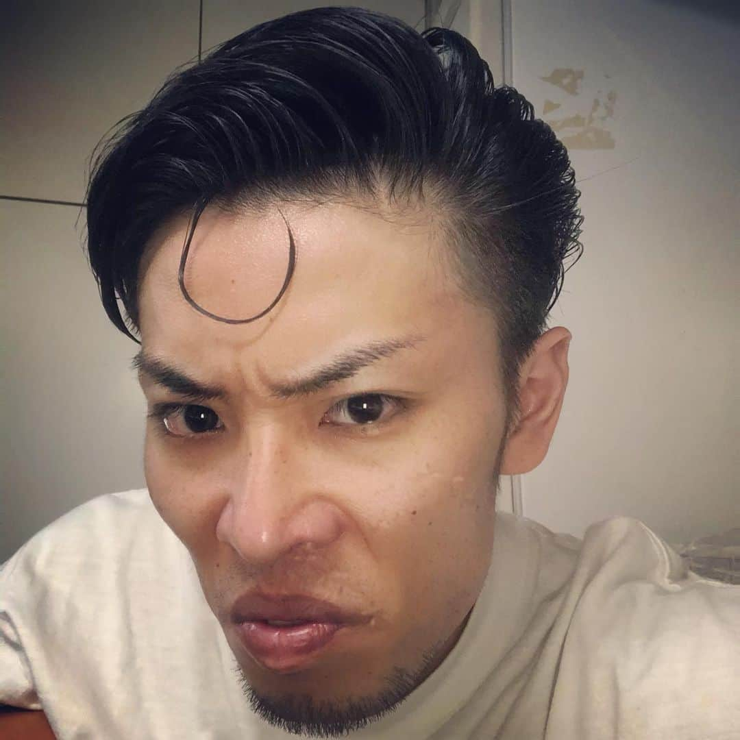 佐々木一輝（トキヨアキイ）さんのインスタグラム写真 - (佐々木一輝（トキヨアキイ）Instagram)「ヘアスプレーの時のザックエフロンの髪型 #ヘアスプレー #ザックエフロン  #ヘアーマネマネ #くるりんのとこで魚釣れそ #仕上がり #ほぼ板前 #ヘイおまち」5月12日 23時33分 - sasa_tokiaki