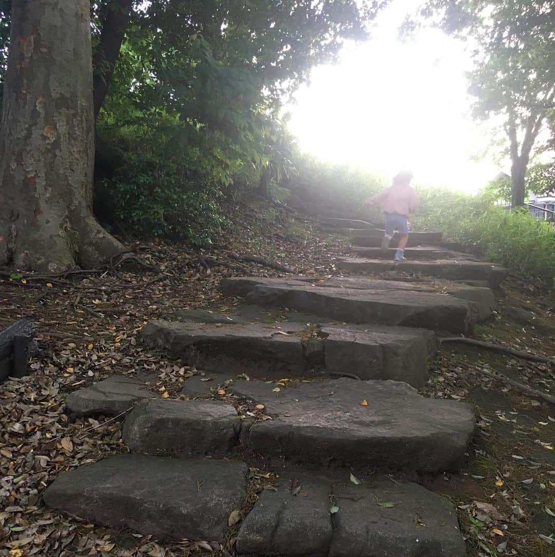 六車奈々さんのインスタグラム写真 - (六車奈々Instagram)「今日は、昼間がバタバタだったので 夕方からおでかけ。 近所をお散歩しながら、 遊んできました^ ^  #田舎暮らし #娘と散歩」5月12日 23時26分 - nanarokusha