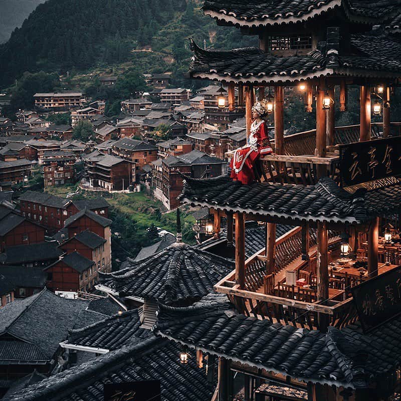 ディーゼルのインスタグラム：「#DieselArtGallery presents NEOrient, a solo exhibition of Japanese  street photographer @rkrkrk , until May 21st. Enjoy the Virtual Tour - Link in bio  #neorient  Check for more no-trim, high resolution works from here —> https://www.instagram.com/p/Bp6sOLTBxAa/」