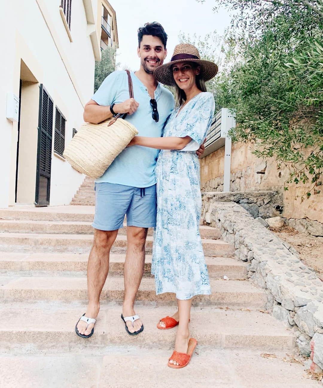 Anna Jane Wisniewskiのインスタグラム：「Looking at pictures from last summer and wondering when we’re going to feel comfortable hopping on a plane for a fun-filled vacation again. It seems so far away, right? When we cancelled our March spring break trip to Puerto Rico we naively thought we’d be able to put it off until Memorial Day (#goodone) and eventually cancelled the whole thing a couple weeks after shelter in place.  Before we had kids, we really liked to travel and even after we had them, we loved taking them places—they love traveling, too! What I wouldn’t give for a lounge chair on a beach right now. I have so many thoughts and feelings but ultimately wonder when we’ll all feel comfortable traveling again?」