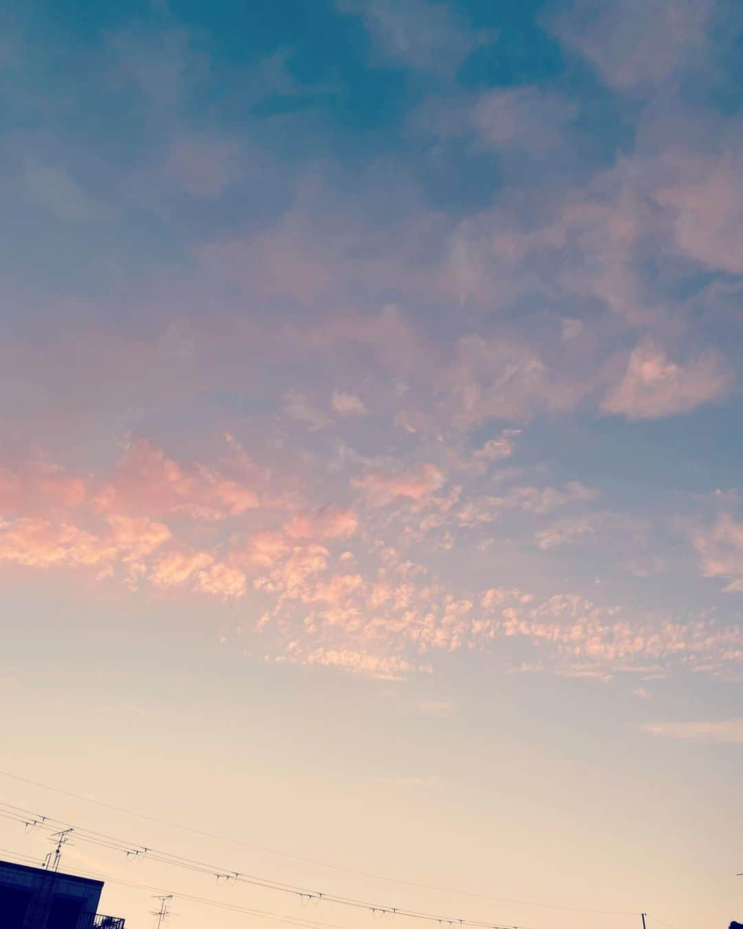 河瀬直美さんのインスタグラム写真 - (河瀬直美Instagram)「奈良の空は広いんやで この空の向こうには、いろんな人がそれぞれの想いをもって生きてるんやで せやから、ひとりやないんやで  と、想うと、 心が、丈夫になるんやで  #夏のそら #みたい  #な夕暮れ #ふるさと #空 #奈良」5月12日 23時34分 - naomi.kawase