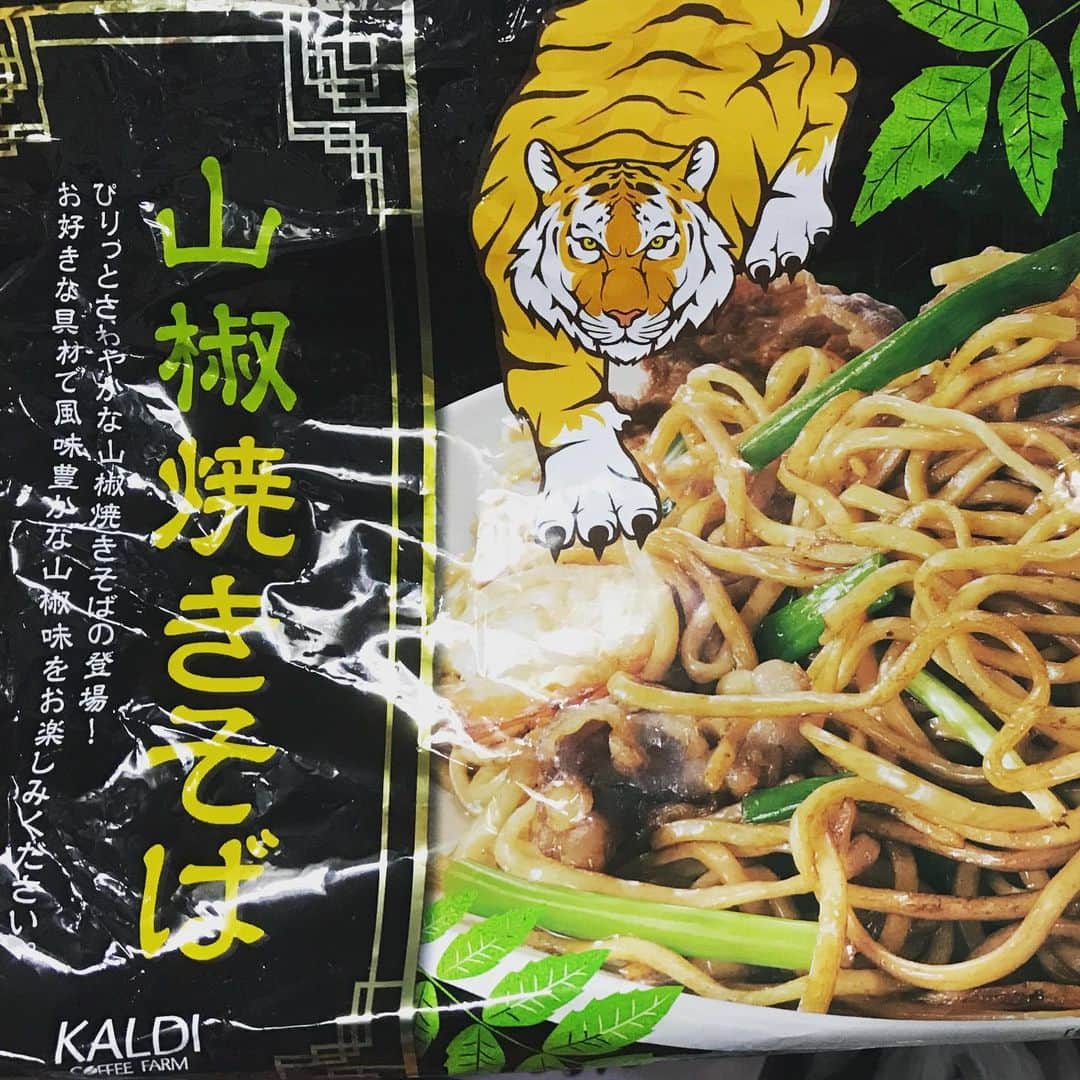 のインスタグラム：「カルディで買ってからずっと放置していた「山椒焼きそば」をやっと作ってみた。 中華風の焼きそばに、仕上げの山椒粉を振りかけて出来上がり〜(⌒▽⌒) いつものソース味の焼きそばとは違うものができました❣️ . #カルディ #カルディメニュー #山椒焼きそば #kaldi #作ってみた」