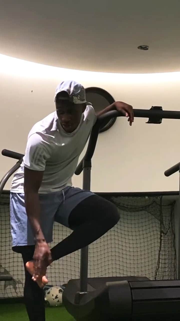 バンジャマン・メンディのインスタグラム：「Only africans to run on treadmill barefoot 😂😂😂 Thanks @ed_choppo for the finisher 🔥」