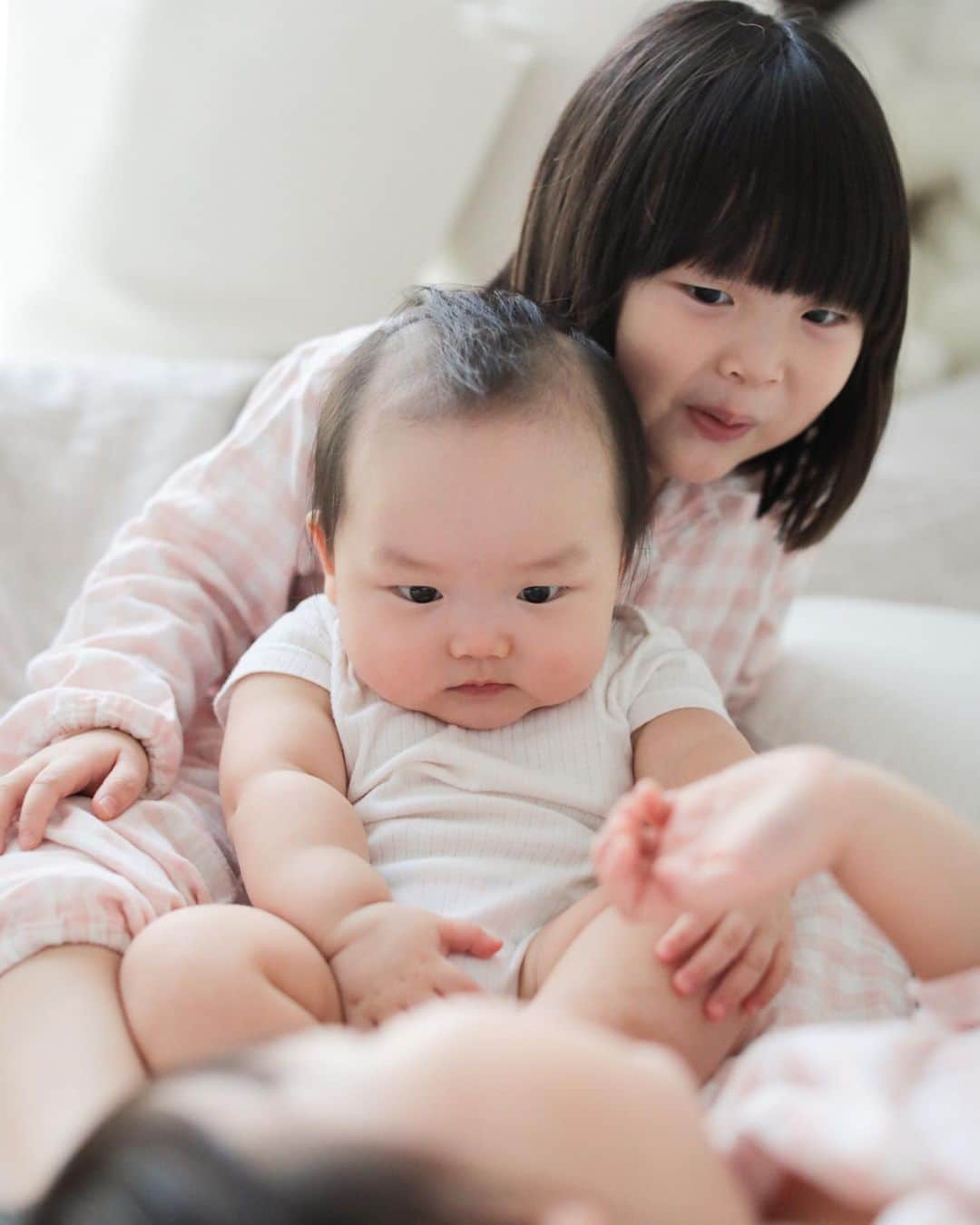 MOMOツインズのインスタグラム：「Their love for Luke is so sweet. They are extremely protective of their little brother. Every morning they would be the first ones to plant kisses on his cheeks and sing him songs. Whenever he wants his milk, they would order me to ‘Go pump for didi’ 🙄. You know it’s love when they would do anything to make him smile ❤️ #affectionatesisters #lukeisblessed」