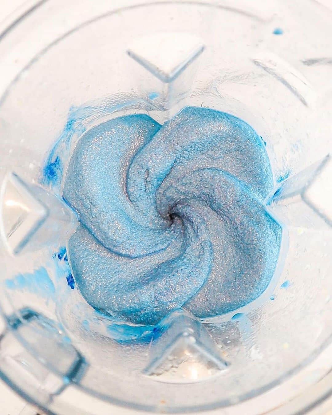 Vitamix Global Headquarters Real foodさんのインスタグラム写真 - (Vitamix Global Headquarters Real foodInstagram)「🌀Views 🌀 • Ingredients: - 1 cup frozen pineapple - 3 frozen bananas - 1/4 cup oat milk - 1 tbsp blue spirulina • 📸+ recipe: @bitesbylex • #repost #bitesbylex #vortex #vitamix #blue #smoothiebowl #healthy #smoothie #recipe #breakfast #brunch #myvitamix #vegan #wholefood」5月12日 23時49分 - vitamix