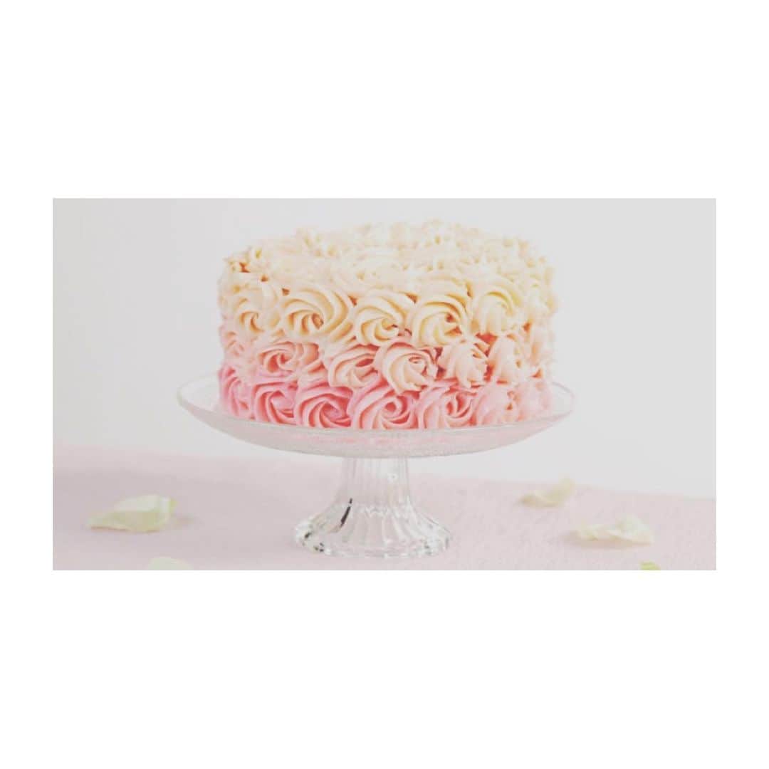 2次会エンジェルのインスタグラム：「． ． ウェディングケーキに「オンブルケーキ」がオススメ🎂✨﻿ ﻿ オンブルとは、フランス語で「グラデーション」という意味で、徐々に色が変わっていくのがかわいいです♡﻿ ﻿ #オンブルケーキ #ウェディングケーキ #グラデーションケーキ #デコレーションケーキ #ウェディング #wedding #結婚式 #ブライダル #結婚式二次会 #二次会幹事 #2次会エンジェル #二次会エンジェル #プレ花嫁 #卒花嫁 #ゼクシィ #結婚準備 #プレ花嫁さんと繋がりたい #marry花嫁 #みんなのウエディング #2020春婚 #2020夏婚 #2020秋婚 #2020冬婚 #結婚式レポ #ナチュラルウェディング #プラコレ#dressy花準備 #卒花嫁 #ウェディング準備 #marry花嫁﻿﻿」
