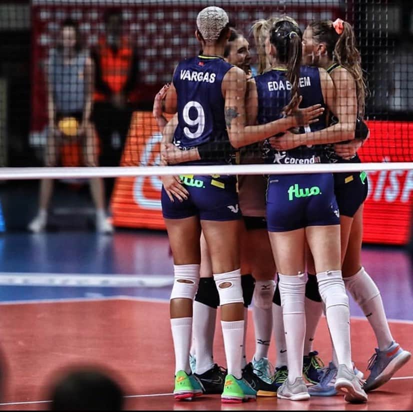 ケルシー・ロビンソンのインスタグラム：「The @tvforgtr has officially been canceled. Definitely feels tough to not finish what we started, but grateful for the friendships made and experiences had. Thank you so much to the fans, the team, the coaches, and the society. I have so much love for @fbvoleybol and hope to see you soon 💙💛💙💛」
