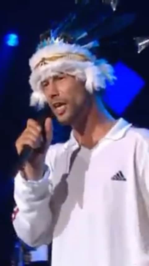荒井 結生 Yuki Araiのインスタグラム：「Jamiroquaiにはなぜか月にまつわる曲が数曲存在します。﻿ 中でもこちらは公式のシングル・アルバムはもちろん、ブートレグ(海賊盤)でAUD録音(観客が勝手にマイクを持ち込んで録音すること)すらされていないレアな曲です。﻿ ﻿ 公式のDVD「Live At Montreux 2003」でのみ確認することができました。﻿ いつか円盤でリリースされないかな……と願っておりましたが、もういつのまにか2020年。﻿ 諦めております。﻿ DVDだけでもこの貴重な曲を残してくれてありがとうございます🙏﻿ ﻿ まずキレッキレのイントロ、特にゴリゴリのドラム、期待を裏切らないサウンドで初っ端から全開ドライブ。 そして幻想的な転調を迎えたCメロから大サビの怒涛の畳み掛け‼︎﻿ ライティングもあいまって、テンションは最高潮へ……﻿ ﻿ ぜひ気分を上げたい時、夜ひまな時に聴いてみてください。」