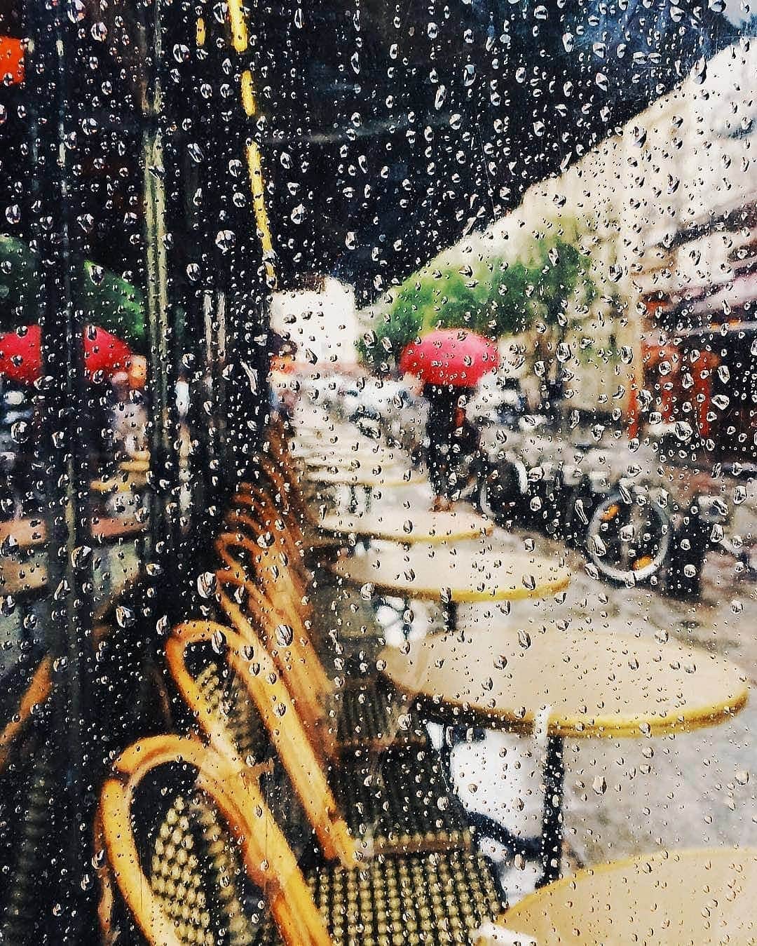 VuTheara Khamのインスタグラム：「Paris Under the Rain ☔ 🎨」