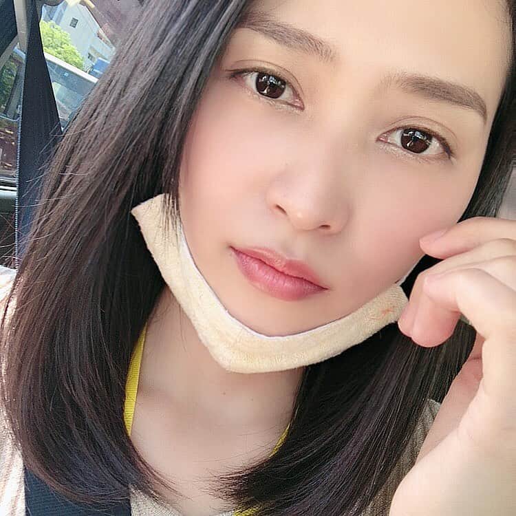 のインスタグラム：「﻿ ﻿ 久々に﻿ メイクきちんとしたら﻿ 濃くなった💄﻿ ﻿#眉毛の存在感 #自撮り失礼 ﻿ メイクきちんとしてるだけで﻿ 気分違うね！﻿ #気分転換﻿ #メイク﻿ ﻿ そして 車運転したら 太陽眩しい☀️ ﻿ ﻿ ﻿もうしばらくの我慢かな⁈ 必要以外の場所は﻿ 寄りません🏠寄れません😿﻿ #おうち時間﻿ ﻿ #カフェ行きたい 笑﻿ ﻿#なんもせんでもお腹すく #健康な証拠ですね ﻿ #マスクは欠かせません﻿ #手作りマスク﻿ #自粛生活﻿ ﻿」