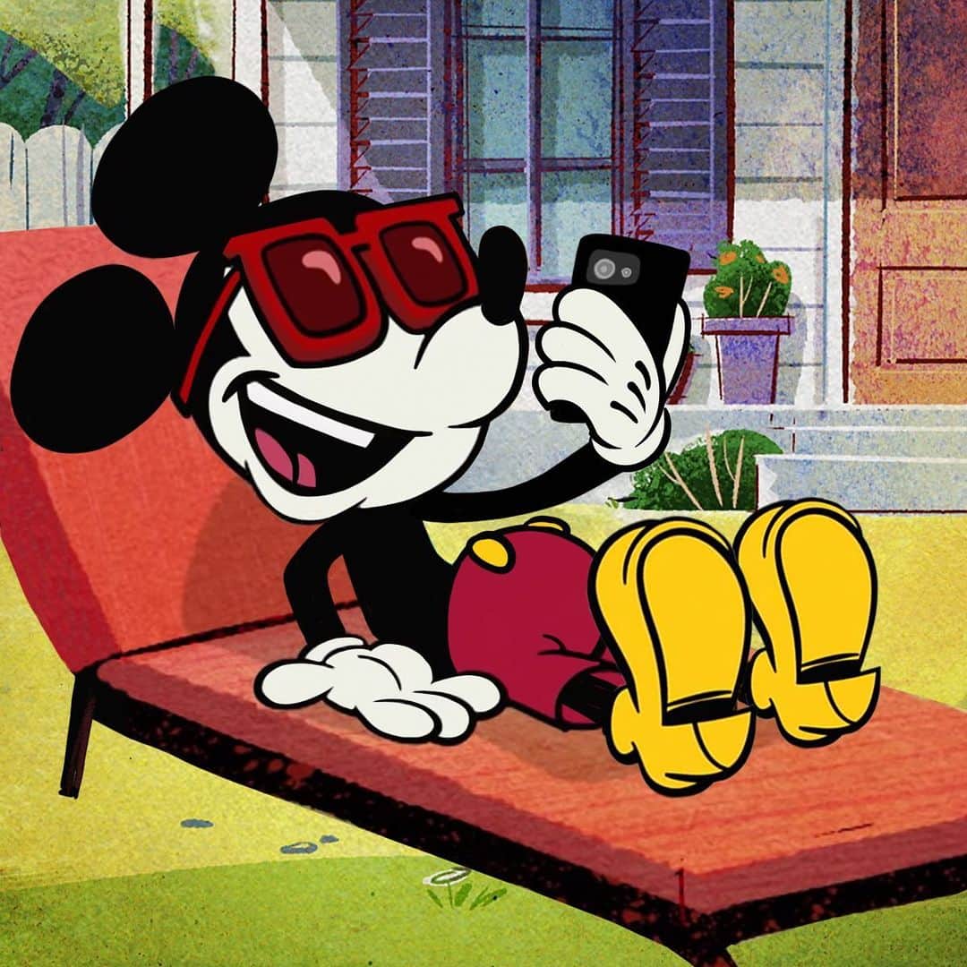 ミッキーマウスさんのインスタグラム写真 - (ミッキーマウスInstagram)「They never run out of things to say. 📞 Swipe to see the pal Mickey talks with every day!」5月13日 0時15分 - mickeymouse