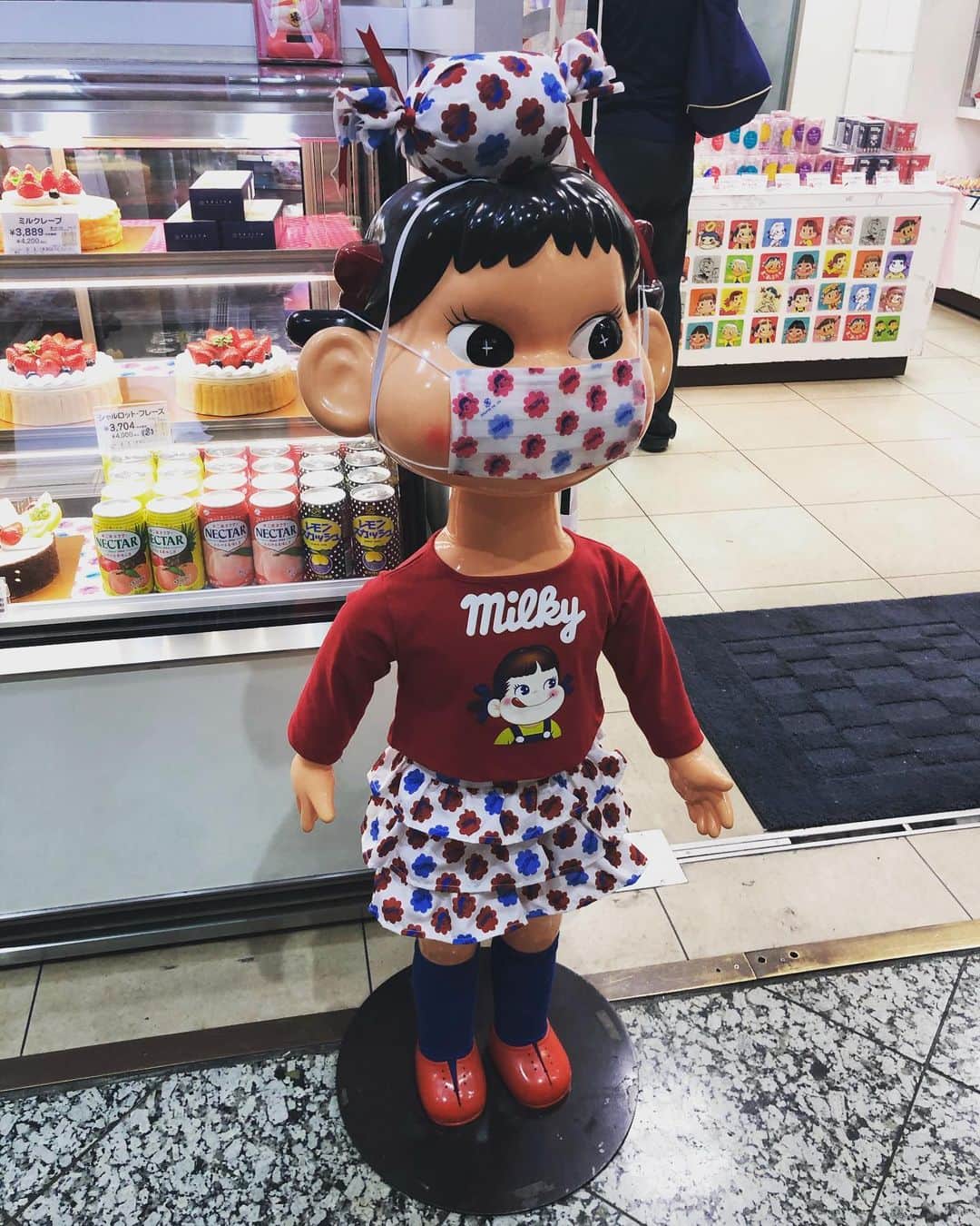 相馬有紀実のインスタグラム：「食材買いに行ったときに出会った子。  顔の中にたくさん顔あるじゃん❤️ すごいよ、なんだかわからないけどもうすごいよ(*´ω`*) #不二家 #ぺこちゃん #マスク #全身ぺこ #自粛 #stayhome」