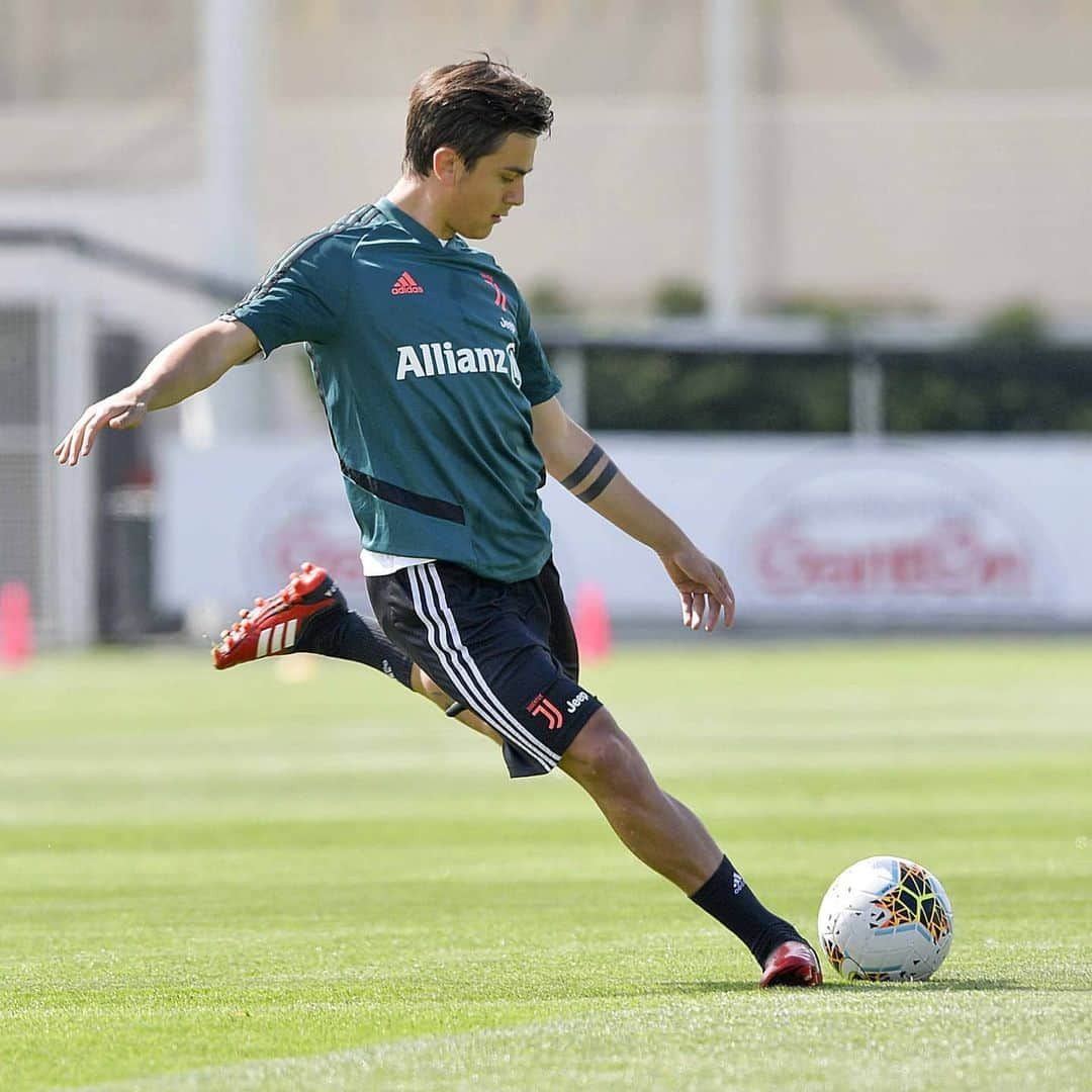 ユヴェントスFCさんのインスタグラム写真 - (ユヴェントスFCInstagram)「Under the #JTC sun ☀️💎🎩 Individual training sessions continue for the Bianconeri!」5月13日 0時30分 - juventus