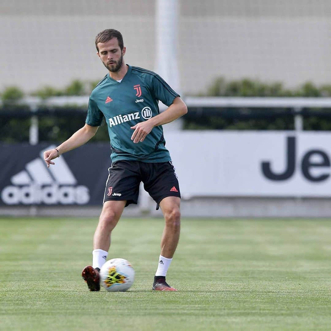 ユヴェントスFCさんのインスタグラム写真 - (ユヴェントスFCInstagram)「Under the #JTC sun ☀️💎🎩 Individual training sessions continue for the Bianconeri!」5月13日 0時30分 - juventus