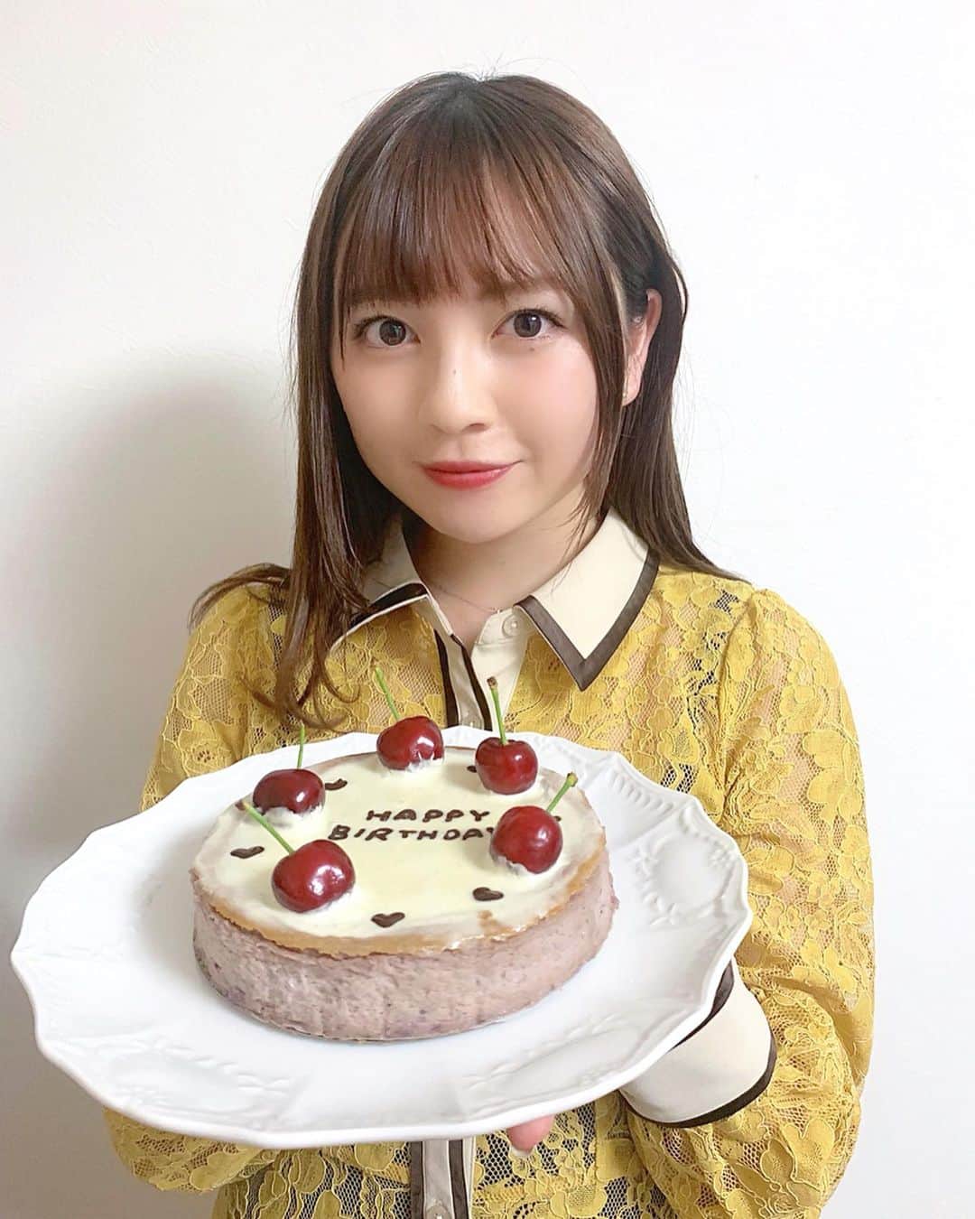 廣川奈々聖のインスタグラム：「． 🎂❤︎✌︎﻿ ﻿ ﻿ 日付変わってしまいましたが ﻿ 21歳になりました！﻿ ﻿ ﻿ 色んなことが自粛になっている﻿ このご時世だというのに﻿ 今日はとんでもなく充実した日になった！🌈 ﻿ ﻿ 紛れもなく皆のおかげです！ありがとう☺︎﻿ ﻿ ﻿ これからの野望もいくつかあるけど﻿ とにかく早く皆に会えますように🐰今はそれがいいな﻿ ﻿ ﻿ ﻿ ﻿ 写真は妹が日付変わった時に用意してくれた﻿ 手作りのブルーベリーチーズケーキです！﻿ ﻿ 悔しいがかわいいな、、、﻿笑 ﻿ ﻿ いつもありがとう〜〜🙊🌷 @kanon_hirokawa ﻿ ﻿ ﻿ ﻿ ﻿#birthday #birthdaycake #🎂」