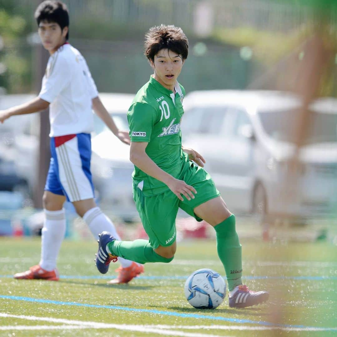 東京ヴェルディさんのインスタグラム写真 - (東京ヴェルディInstagram)「多くのプロサッカー選手を輩出する、東京ヴェルディのアカデミー。  所属選手のアカデミー時代を、秘蔵写真と思い出コメントで振り返る好評企画🐸🙌 . 今回は、井上潮音選手のアカデミー時代🌱 . ⚽井上潮音選手が語る、アカデミー時代の思い出🔻  当時の所属チームの監督からの勧めで、親にも行くように言われてジュニアのセレクションを受けました。これまでも取材で言ってきましたが、当時のチームには仲の良い友達がたくさんいて、小学6年生までは同じチームでやりたかったんです。セクションに受かって通うようになってからは、ヴェルディにもすぐになじみましたけど、受かった時は行きたくなかったですね（笑）  少し上の代から近い代まで、ヴェルディ特有の色々な先輩、例えば（中島）翔哉君や（高木）大輔君とかがいて、トップチームに昇格して活躍する姿を見てきたので、プロへの憧れはヴェルディに入ってからずっとありました。ジュニアの時はほぼ毎週のようにトップチームの試合を観に行っていて、（小林）祐希君の代のユースの試合を西が丘に観に行ったりしていました。その祐希君がプロになって味スタでプレーしているところを観て、あのようになりたいなって思いました。  アカデミー時代を振り返ると、僕の中で強烈な思い出があります。高校1年の時のＪユースの時の話です。  静岡県に前泊で遠征してバスで移動したんですが、その時に準備担当だった僕も含めた1年生がボールをバスに積み忘れたんです。それに気づいたのは、試合のウォーミングアップが始まるタイミングでした。遠征だからどうしようもなくて、相手チームに頼んでボールを2個だけ借りました。GKは1個使わないとアップにならないから、フィールドプレーヤー全員で1個。1個じゃまともなアップができないですよね…。結局、試合も負けちゃいました。  プレミアリーグが残っていましたが、3年生にとっては最後の全国大会。グループリーグの最終戦で、引き分け以上で決勝トーナメントに突破できたんです。当然、連帯責任で1年生全員で坊主になりました。でも、それだけでは済まなくて、翌週の休み明けには3年生まで含めて全員で階段（巨人への道／京王よみうりランド駅付近からよみうりランドに向かう山を登る283段に及ぶ急こう配の階段。トップチームからアカデミーまでヴェルディのトレーニングの定番）に行きました。普通は3本くらいなのに、ボールを忘れた罰走で10本やりました。当然、罪のない3年生はブチギレて（安西）幸輝君は叫びながら走ってました。  バスの後部座席を開けて、ボールがないことが分かった瞬間の気持ちは今でも忘れられません。最初、俺たち1年生は、冨樫さん（剛一当時ユース監督）に言うかも迷ったんです。隠せるわけないし、言わないわけにいかないのに（笑）。僕はスタメンで試合に出たんですが、もう最後まで心ここにあらずでした…。 当時、練習が終わった後に食堂で仲間たちとご飯を食べるのがすごく好きだったんです。夕方にヴェルディグラウンドに行って練習して、食堂で食事して帰ったらすぐに寝てしまうので、1日の中で食堂でご飯を食べる時間が一番の楽しみでした。週末も平日もずっとチームメイトと一緒にいたから、学校よりもチームの方が濃密でしたね。  #井上潮音 #東京ヴェルディジュニア #東京ヴェルディジュニアユース #東京ヴェルディユース #東京ヴェルディ #ヴェルディ #tokyoverdy #verdy #東京 #tokyo #stayhome #stayathome #おうちでヴェルディ」5月12日 15時47分 - tokyo_verdy