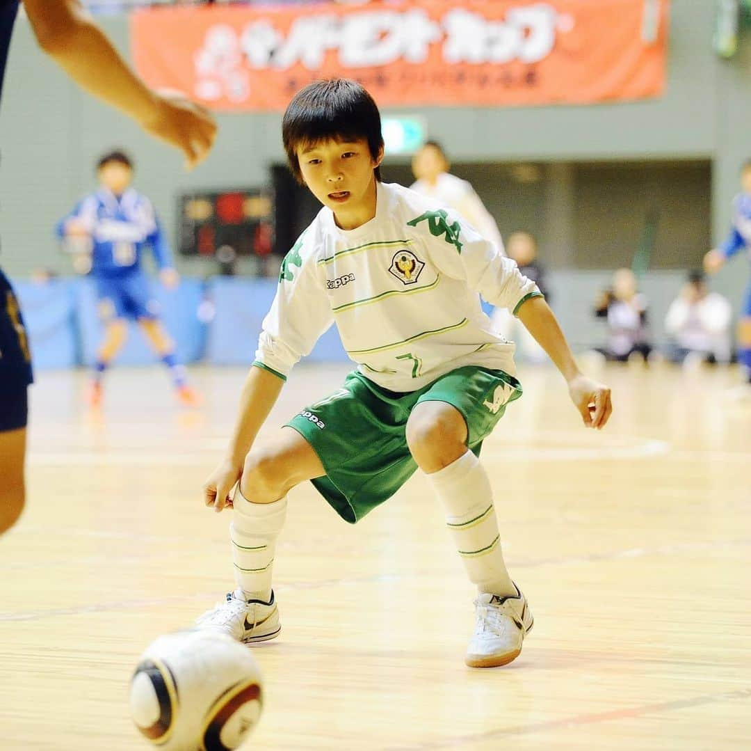 東京ヴェルディさんのインスタグラム写真 - (東京ヴェルディInstagram)「多くのプロサッカー選手を輩出する、東京ヴェルディのアカデミー。  所属選手のアカデミー時代を、秘蔵写真と思い出コメントで振り返る好評企画🐸🙌 . 今回は、井上潮音選手のアカデミー時代🌱 . ⚽井上潮音選手が語る、アカデミー時代の思い出🔻  当時の所属チームの監督からの勧めで、親にも行くように言われてジュニアのセレクションを受けました。これまでも取材で言ってきましたが、当時のチームには仲の良い友達がたくさんいて、小学6年生までは同じチームでやりたかったんです。セクションに受かって通うようになってからは、ヴェルディにもすぐになじみましたけど、受かった時は行きたくなかったですね（笑）  少し上の代から近い代まで、ヴェルディ特有の色々な先輩、例えば（中島）翔哉君や（高木）大輔君とかがいて、トップチームに昇格して活躍する姿を見てきたので、プロへの憧れはヴェルディに入ってからずっとありました。ジュニアの時はほぼ毎週のようにトップチームの試合を観に行っていて、（小林）祐希君の代のユースの試合を西が丘に観に行ったりしていました。その祐希君がプロになって味スタでプレーしているところを観て、あのようになりたいなって思いました。  アカデミー時代を振り返ると、僕の中で強烈な思い出があります。高校1年の時のＪユースの時の話です。  静岡県に前泊で遠征してバスで移動したんですが、その時に準備担当だった僕も含めた1年生がボールをバスに積み忘れたんです。それに気づいたのは、試合のウォーミングアップが始まるタイミングでした。遠征だからどうしようもなくて、相手チームに頼んでボールを2個だけ借りました。GKは1個使わないとアップにならないから、フィールドプレーヤー全員で1個。1個じゃまともなアップができないですよね…。結局、試合も負けちゃいました。  プレミアリーグが残っていましたが、3年生にとっては最後の全国大会。グループリーグの最終戦で、引き分け以上で決勝トーナメントに突破できたんです。当然、連帯責任で1年生全員で坊主になりました。でも、それだけでは済まなくて、翌週の休み明けには3年生まで含めて全員で階段（巨人への道／京王よみうりランド駅付近からよみうりランドに向かう山を登る283段に及ぶ急こう配の階段。トップチームからアカデミーまでヴェルディのトレーニングの定番）に行きました。普通は3本くらいなのに、ボールを忘れた罰走で10本やりました。当然、罪のない3年生はブチギレて（安西）幸輝君は叫びながら走ってました。  バスの後部座席を開けて、ボールがないことが分かった瞬間の気持ちは今でも忘れられません。最初、俺たち1年生は、冨樫さん（剛一当時ユース監督）に言うかも迷ったんです。隠せるわけないし、言わないわけにいかないのに（笑）。僕はスタメンで試合に出たんですが、もう最後まで心ここにあらずでした…。 当時、練習が終わった後に食堂で仲間たちとご飯を食べるのがすごく好きだったんです。夕方にヴェルディグラウンドに行って練習して、食堂で食事して帰ったらすぐに寝てしまうので、1日の中で食堂でご飯を食べる時間が一番の楽しみでした。週末も平日もずっとチームメイトと一緒にいたから、学校よりもチームの方が濃密でしたね。  #井上潮音 #東京ヴェルディジュニア #東京ヴェルディジュニアユース #東京ヴェルディユース #東京ヴェルディ #ヴェルディ #tokyoverdy #verdy #東京 #tokyo #stayhome #stayathome #おうちでヴェルディ」5月12日 15時47分 - tokyo_verdy