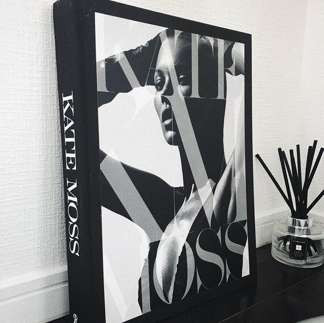 小山田早織さんのインスタグラム写真 - (小山田早織Instagram)「「Kate : The Kate Moss Book」﻿ ﻿ ✴︎﻿ ﻿ 何年経っても色褪せない﻿ こんなかっこいい生き方したいなって﻿ 見返すたびに思わせてくれる一冊です📖﻿ ﻿ 購入当時、8タイプの表紙からどれを選ぶか﻿ ものすごく迷った記憶も新しいです💭﻿ ﻿ ﻿ ✴︎﻿ ﻿ ﻿ 片付けてると結局こうゆうものに﻿ 手が伸びてなかなか進まないあるある🤷🏻﻿ ﻿ ﻿ #katemoss﻿ #thekatemossbook﻿ #写真集」5月12日 15時58分 - saorioyamada