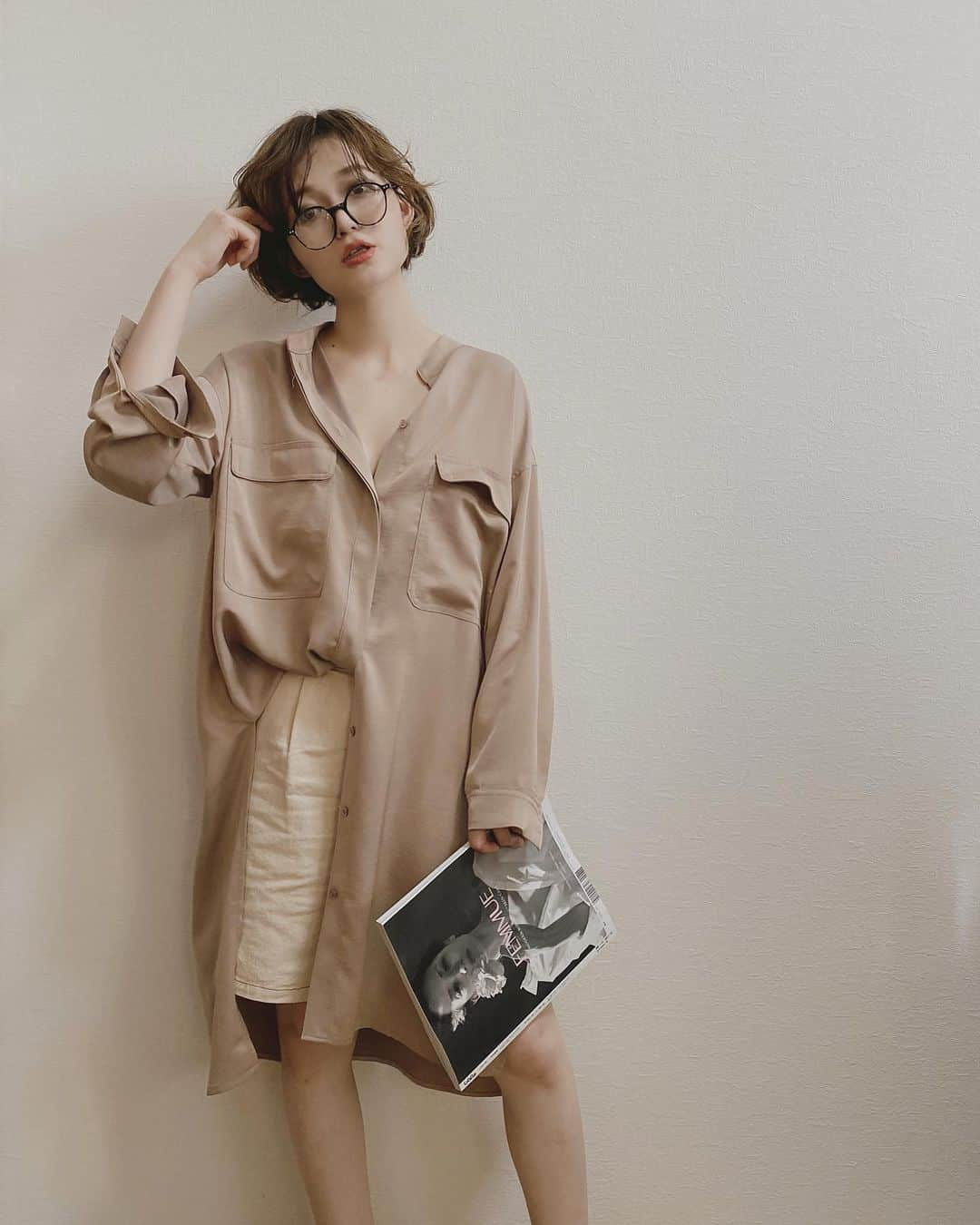 yukichi_yukiさんのインスタグラム写真 - (yukichi_yukiInstagram)「@yukichi._official の deep slit long shirt❤️ 今日はこのコーデでおうちで過ごしてる。 シャツのさらさら涼しい感じと ショートパンツで快適🌞🌞 ショートパンツでも大人っぽいができるのでこのシャツはとても万能✨ @yukichi._official  #ゆきちゆき #ゆきちふく  #ロングシャツ#スリット#バンドカラー#サテンシャツ#ショートパンツ#ゆるコーデ#おうちコーデ#メガネ#メガネ女子#ショートカット#ショートヘア#ショート女子#おうち時間#stayhome#ホワイト#パンツスタイル#リラックススタイル」5月12日 16時07分 - yukichi_yuki