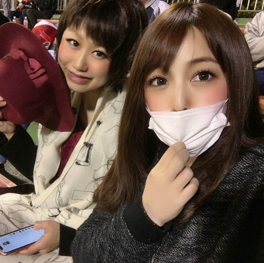 橋元優菜さんのインスタグラム写真 - (橋元優菜Instagram)「思い出投稿 ＊ ビジネスパートナーでもあるシェフのYumikoちゃん👩‍🍳 ＊ 昨年(2019)、わりと近いところで独立リーグのドラフト候補が沢山見れるという事で ドライブしながら野球観戦に行ったときの写真🤳 ＊ ＊ ＊ #武蔵ヒートベアーズ #埼玉 #野球写真 #野球女子 #独立リーグ #ルートインbcリーグ #ドラフト会議 #シェフ #女性起業家  #女性料理人 #女性シェフ #asiangirls #アラサーメイク #アイメイク #マスク女子 #野球好きな人と繋がりたい #野球女子と繋がりたい #アラサー女子旅 #女子野球」5月12日 15時59分 - oosakayuu