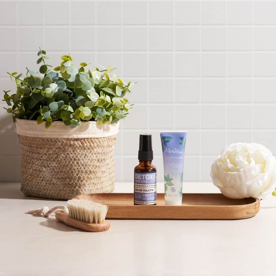Melvita Officialのインスタグラム：「Respirez & ouvrez vos sens : Melvita x 100bon 🌸  Découvrez notre nouvelle collaboration avec 100bon ; LA maison de parfumerie naturelle française à base d’huiles essentielles.  Marque Made In France 🌿 100bon  propose des parfums sans substances nocives pour l’homme et la planète 🌍. Craquez pour notre duo DETOX composé d’une eau de toilette "Nuage de Coton" aux notes fleuries et poudrées et de notre Gel en Huile pour détoxifier corps et esprit !  Alors, envie de succomber ?  #Melvita #100bon #collaboration #partnership #parfum #eaudetoilette #BouquetFloralDetox #cosmetiquebio #cleanbeauty」