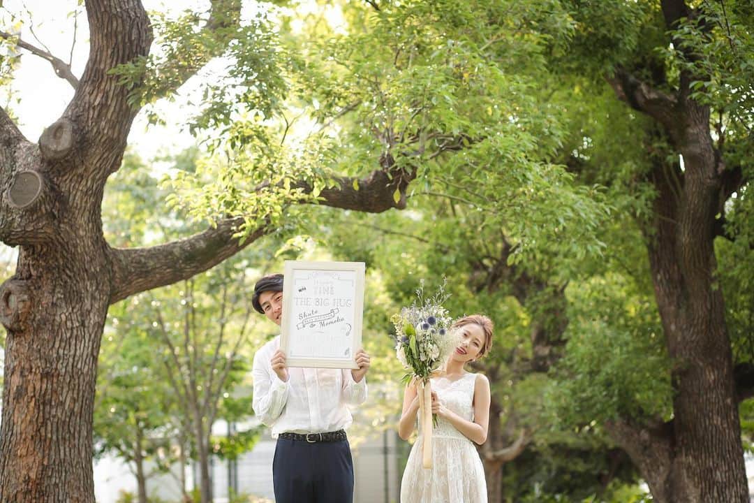 RECUERDO（レクエルド）のインスタグラム：「💕レクエルドから新郎新婦様へ💕  新型コロナウイルスによる影響で挙式を延期せざる終えなかったお二人や お写真だけでも残しておきたい！ そんな新郎新婦様へ少しでもお力添えになればと思い特別プランをご用意致しました。  緊急事態宣言が長引く中ではありますが、宣言が解除された後 少しずつでも撮影をお受けしていけたらと思っております。 ◆特別PLAN◆  対象期間：8月末迄に撮影頂けるお客様 ◎洋装ロケーション 撮影プラン ￥50,000(税込) 　ヘアメイク・お写真データ・移動車両含む ※衣装は含まれておりませんので、お好みの衣装をご持参ください 　撮影地：大阪近郊にてご希望を伺いご相談 (撮影場所によっては高速代・申請料を別途頂く可能性がございます) 　撮影時間：1時間 ◎エンゲージメント撮影　￥30,000(税込) 　私服撮影お写真データ・移動車両含む 　撮影地：大阪市内で要相談 　撮影時間：1時間  5月末日まで店舗営業は休業しております為、お問い合わせはインスタグラム上のメッセージ又はお問合せメールにてお問合せをお願い致します。  #前撮り #洋装前撮りロケーション  #recuerdo  #結婚式準備 #ウエディングフォト #日本中のプレ花嫁さんと繋がりたい #2020秋婚 #2020花嫁 #関西花嫁 #プレ花嫁 #ロケーションフォト」