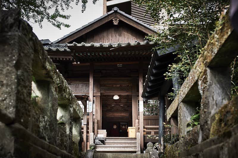 のインスタグラム：「黒川に温泉が湧き出た由来にもなっている首なし地蔵。このお地蔵さまが祀られている「地蔵堂」では、毎年5月8日に各旅館から温泉を持ち寄って奉納し、お経をあげて温泉の恵みに感謝する地蔵祭を実施してします。﻿ ﻿ 今年は、大幅に規模を縮小して実施しました。変わらずこんこんと湧き続ける温泉の恵みに感謝の意を伝えるとともに、新型コロナウイルスの一日も早い終息を祈願ました。﻿ ﻿ #黒川温泉 #南小国 #阿蘇 #露天風呂 #景観 #温泉 #旅館  #湯巡り #温泉旅館  #温泉旅行 #温泉巡り #湯あかり  #kurokawaonsen #aso #hotsprings #ryokan  #japantrip #bestjapanspics #onsen #Japanesestyleinn #greatview #satoyamalandscape #onsenryokan #traditionaljapanesestyle #onsenislandkyushu #travelphotography #onsenjapan #onsenians #traveljapanstyle」