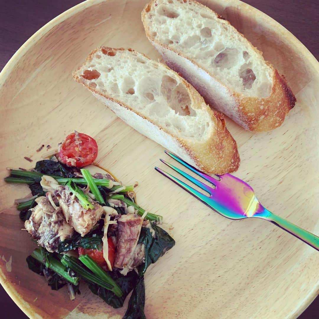 三森すずこのインスタグラム：「謎ごはん 食べるタイミングも昼なのか、夜なのか謎タイミングで食べてしまった… またまたサバ缶アレンジ料理🍳🎣」