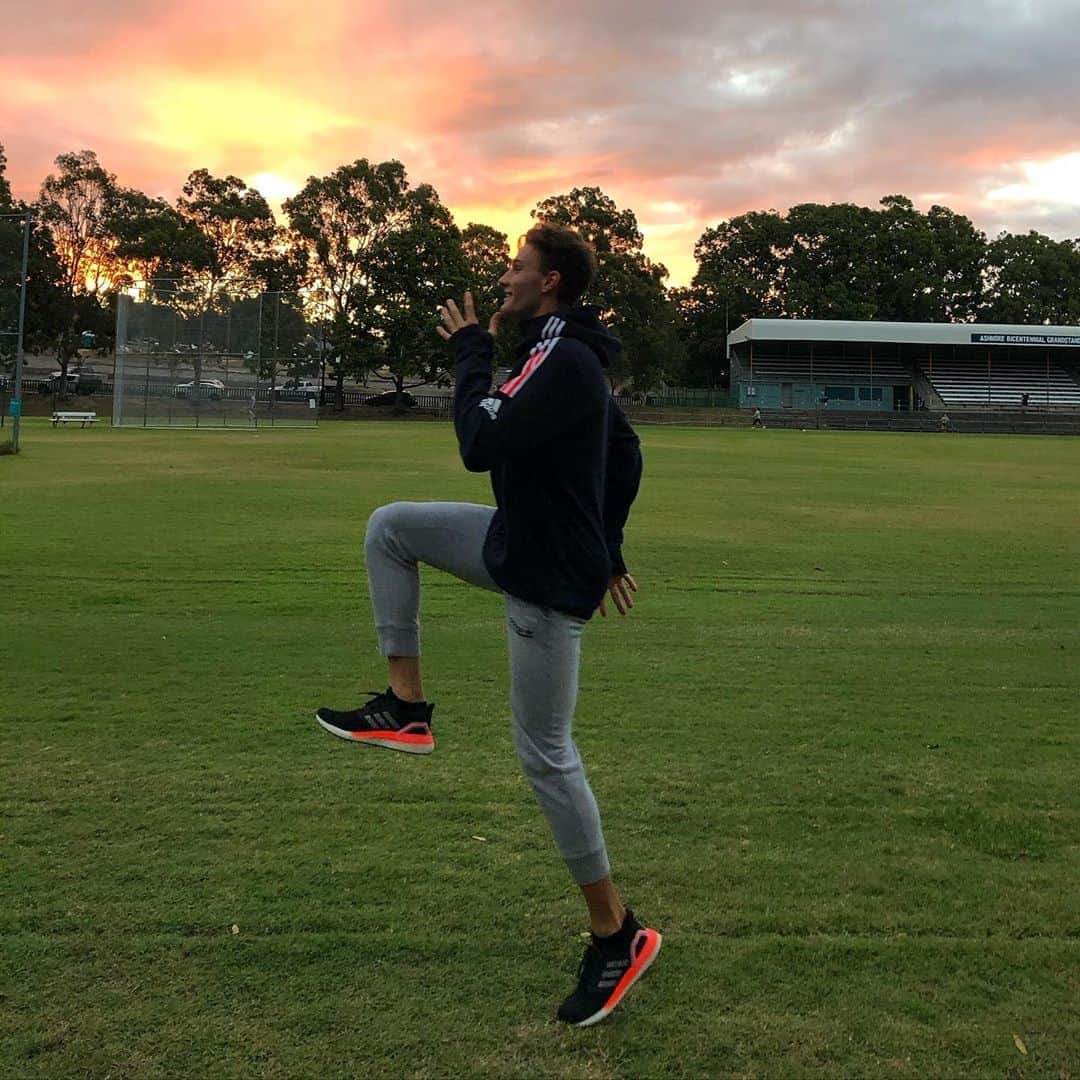 カーティス・マーシャルのインスタグラム：「No I did not crop out my hamstring.. 📐」
