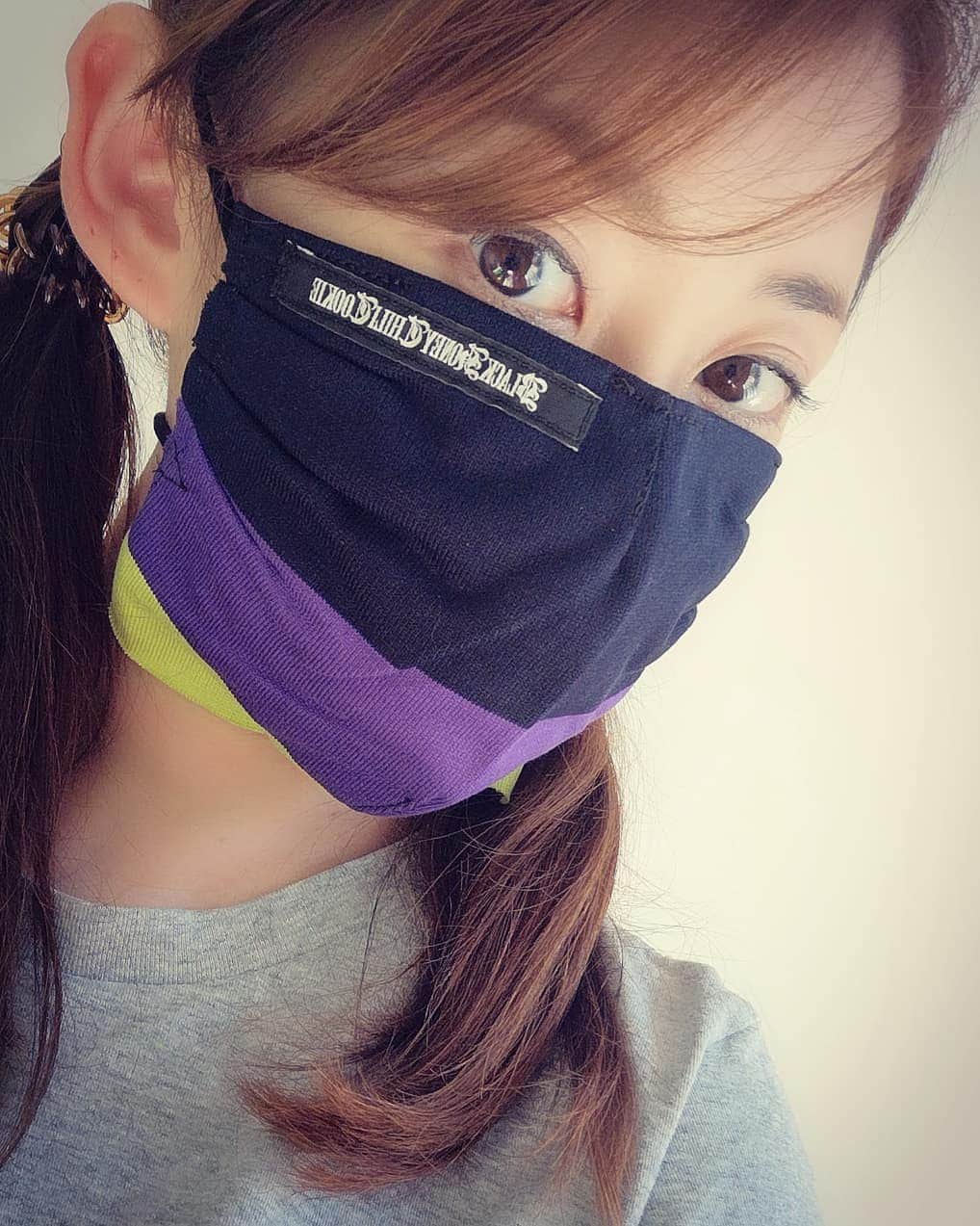 山上紗和 のインスタグラム：「お兄様からいただきました♥️ @hiromutakahara_official  いつも気にかけてくれてありがとう😘  #blackhoneychilicookie  #オリジナルマスク #手作りマスク  #hiromutakahara  #配色が好み」