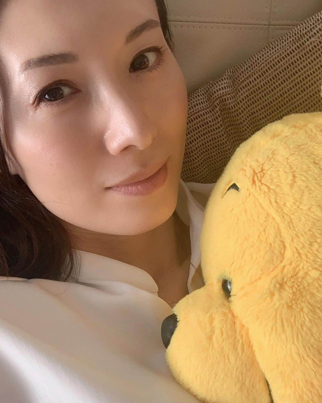 駒田奈美さんのインスタグラム写真 - (駒田奈美Instagram)「・ ・ ・ 「お母さんもたまにはダラダラしたい！」 ・ ・ 午前中はヨガの動画を撮影したり 元気だったけど 午後からはちょっとお疲れ… ・ ・ 我が家のアイドルプーさん (因みに愛称はプー子)と ソファーでダラダラ。。。 ・ 次男に「ダラダラしちゃって！」と 足をポーンと叩かれる　笑 ・ 「お母さんもダラダラしたいの！」と言い返す私　笑 ・ ・ そろそろ夕食の支度をしなきゃね ・ ・ 昨日からオンライン授業が始まった 大学1年生の長男は やっと学生モードです！笑 ・ ・ ・ #駒田奈美#オスカープロモーション#モデル#アラフィフ#プーさん#ソファー#ダラダラ#長男#次男#のんびり#のんびり過ごす#お家時間」5月12日 16時30分 - nami.komada