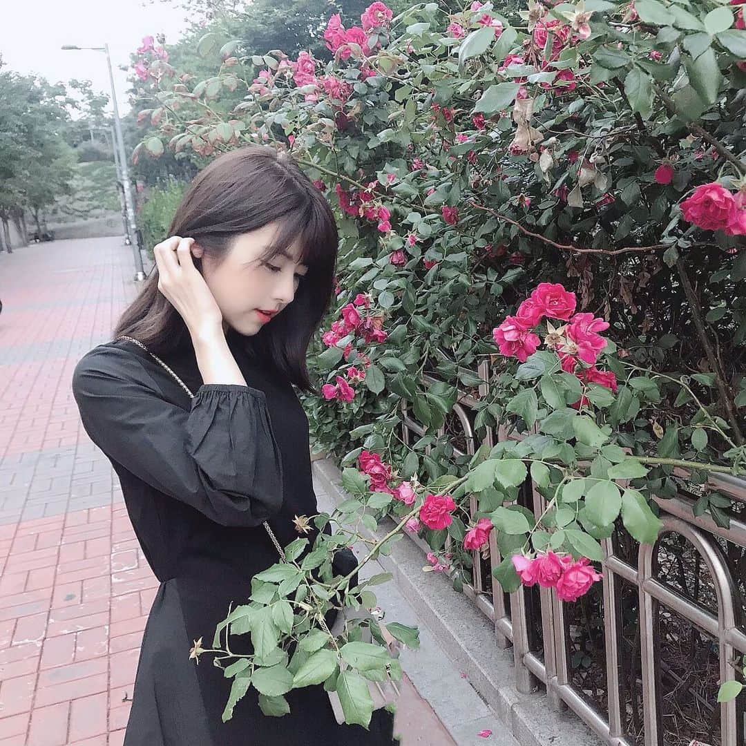 のインスタグラム：「. 今日夜21:00から 東京MXバラいろダンディです🌹 1ヶ月ぶりに復活でとっても嬉しい😭✨ . 関東以外の方もエムキャスというアプリで 見ていただけるのでぜひっ . #東京MX #バラダン #またまた昔の写真」