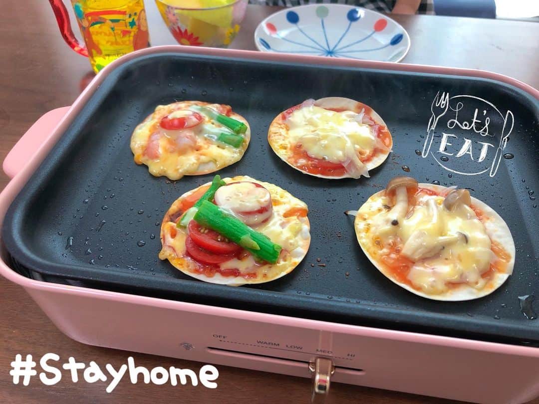 南まりかのインスタグラム：「. 今日のBRUNOランチは、 餃子の皮でピザ🍕でした♬. . □作り方□ ケチャップを塗って、好きな具材を乗せて、オリーブオイルを塗った天板に乗せて蓋をして中で3〜4分焼きます。 3〜4分したら、OFFにして3分くらい蓋をしたまま蒸したら出来上がり✨  娘も楽しそうに作ってくれました♬ 美味しかったしとっても簡単ですよ✨  #bruno #ホットプレート #お昼ご飯  #餃子の皮ピザ #餃子の皮アレンジ #簡単  #作り方 #3歳女の子 #女の子ママ」