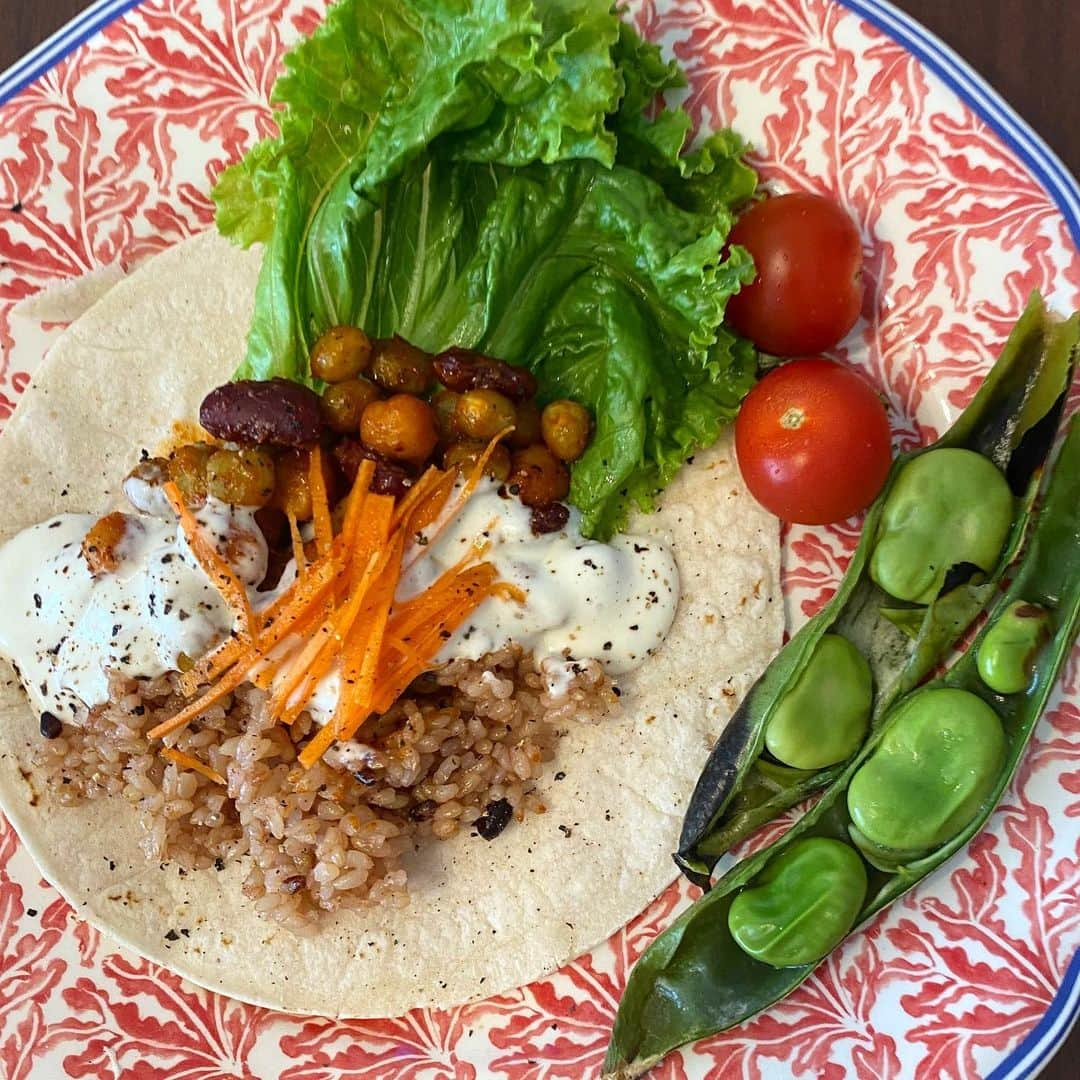 佐藤晴美さんのインスタグラム写真 - (佐藤晴美Instagram)「lunch🍽 豆と酵素玄米のトルティーヤ。 酵素玄米は例の炊飯器で炊いたもの(激おいしすぎる🤤) 生地はグルテンフリーのものを。  豆は、ケチャップ、ガラムマサラ、ナツメグ、チリパウダーで味付け。 ソースは豆腐7割クリームチーズ3割と オリーブオイル少々をミキサーでペースト状に(これ万能🤤) 最後に人参添えてブラックペッパーをぱぱぱーっと✌️ ヘルシーで美味しかった。 それと旬のそら豆のグリル焼きも一緒に♪  器は、 @dior です❤️ とても素敵。  #はるみん食堂 #完全自分レシピ🤍 #酵素玄米はあと3日くらい寝かせる予定 #もう今日食べちゃってるけどw」5月12日 17時00分 - sato_harumi__official