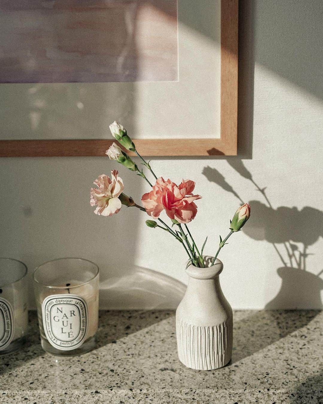 Manamiのインスタグラム：「1 or 2 ?🌼🌷 ㅤ 1 📸 #sonya7iii #shotonsony 2 📱#iPhone11Pro #shotoniphone edit🎨 #lightroom ㅤ どっちも捨て難くて迷いまくった1shot🤨 どうでもいいと思うけど、どっち好き？ #撮り比べ #マナシカの家 #おうち時間 #stayhome」