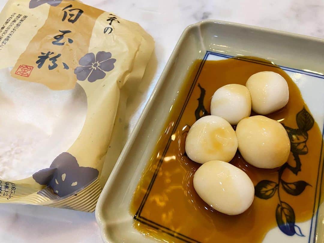 荒尾茉紀のインスタグラム：「昭和だ😂お腹すいたから白玉でも作って食べようとする私の行動…客観的にみるとザ昭和だなって可笑しくなってきた❗️昔の子供みたい（笑）ただ、みたらし、もっとトロミつければ良かった😅  I cooked "ShiratamaDango"Japanese rice flour dumplings （sweets）like an old woman.hahaha  #昭和の人 #昭和生まれ #白玉団子 #1日2回おやつ #運動しなきゃ💦 #japanesesweets」