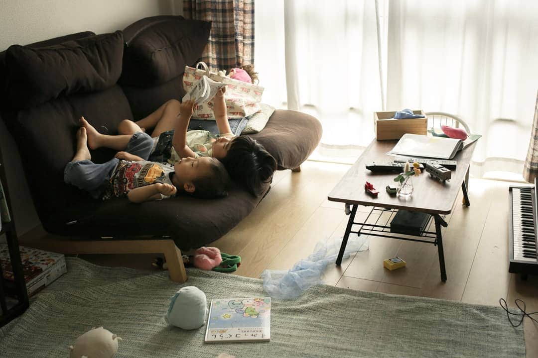 石井寛子のインスタグラム：「幼稚園からの 習慣表に基づいて。  テレビの時間を 今週から制限しました。  すると、突如と のび太化した娘。 ずっとマンガ読んでます。  私と主人の血を ちゃんとひいてるなと 安心しました☺️」