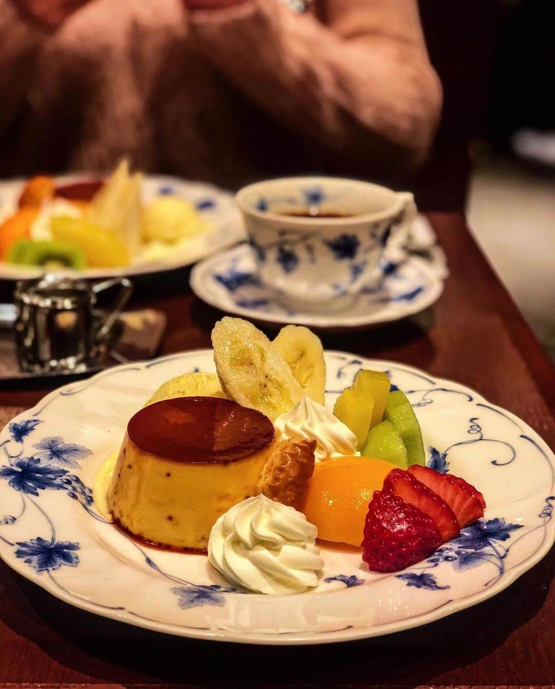 aumoグルメのインスタグラム：「. プリンアラモード🍮💕 . デザートの王道だけど、どうしても食べたくなっちゃう🥰 . 写真提供 :  @rii.saa.v_v.a さん﻿﻿ 素敵なお写真をありがとうございました♡﻿﻿﻿ .﻿﻿ 店名：【喫茶トリコロール】 ぜひ訪れてみてくださいね。﻿﻿ .﻿﻿ ﻿﻿ あなたが撮影したベストグルメpicに﻿﻿ 「#aumoグルメ」を付けて教えて下さいっ☺︎﻿﻿﻿ あなたの投稿が紹介されるかも♪﻿﻿﻿﻿﻿ .﻿﻿ aumoアプリは毎日配信！おでかけや最新グルメなどaumo読者が気になる情報が満載♡﻿﻿ ダウンロードはプロフィールのURLから✔︎﻿﻿﻿ (iPhone&Android版)﻿﻿ .  #東京カフェ#東京グルメ#カフェ#グルメ #東京#インスタグルメアワード2020 #インスタ探検隊 #フォトジェニックスイーツ#スイーツ#フォトジェニックフード #osoracafe #プリンアラモード#デザート#sweets #カフェ巡り #カフェ好きな人と繋がりたい #カフェスタグラム #カフェ部 #カフェ活 #カフェタイム #喫茶店巡り #喫茶店」