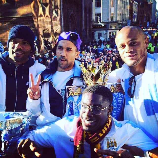 ジョリオン・レスコットさんのインスタグラム写真 - (ジョリオン・レスコットInstagram)「🏆 Trophies mean parades 🎉 - #onthisday in 2014 we took the @premierleague and #leaguecup through the centre of Manchester. 🤯 seeing so many fans line the streets! 🙏🏽 Thank you! - #parade #trophyparade #mancity #football」5月12日 17時02分 - joleonlescott